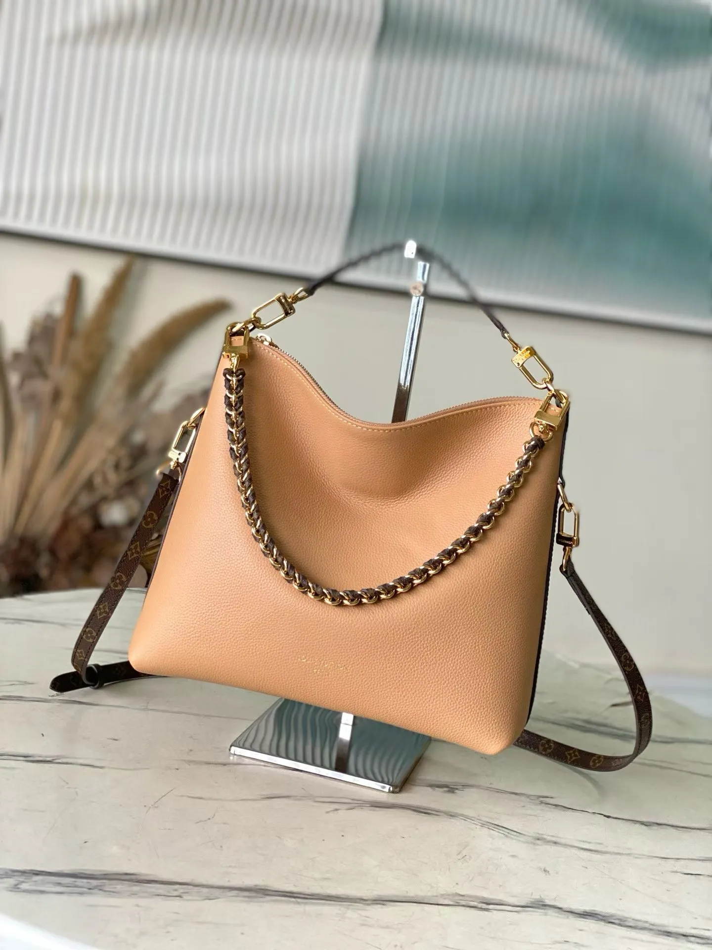 💰1180 (top layer leather) top original order M28029 Multipass handbag is inspired by the Express handbag that debuted in the 2025 autumn and winter series. This handbag has a casual drape shape, is trimmed with the brand's signature Monogram canvas, and is embellished with a dazzling braided chain. It can be carried in a variety of ways and can accommodate daily needs such as tablet computers. Dimensions: 30 × 26 × 10 cm