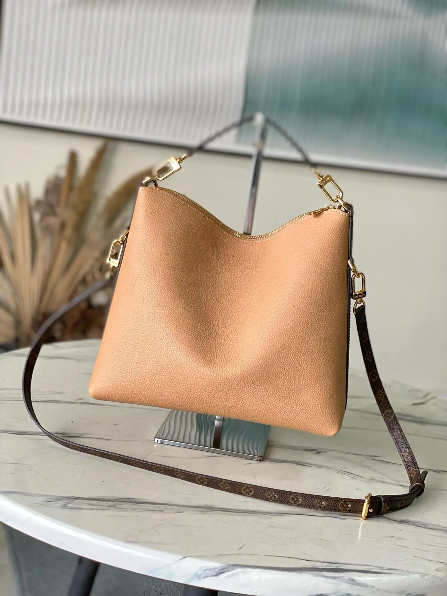 💰1180 (top layer leather) top original order M28029 Multipass handbag is inspired by the Express handbag that debuted in the 2025 autumn and winter series. This handbag has a casual drape shape, is trimmed with the brand's signature Monogram canvas, and is embellished with a dazzling braided chain. It can be carried in a variety of ways and can accommodate daily needs such as tablet computers. Dimensions: 30 × 26 × 10 cm