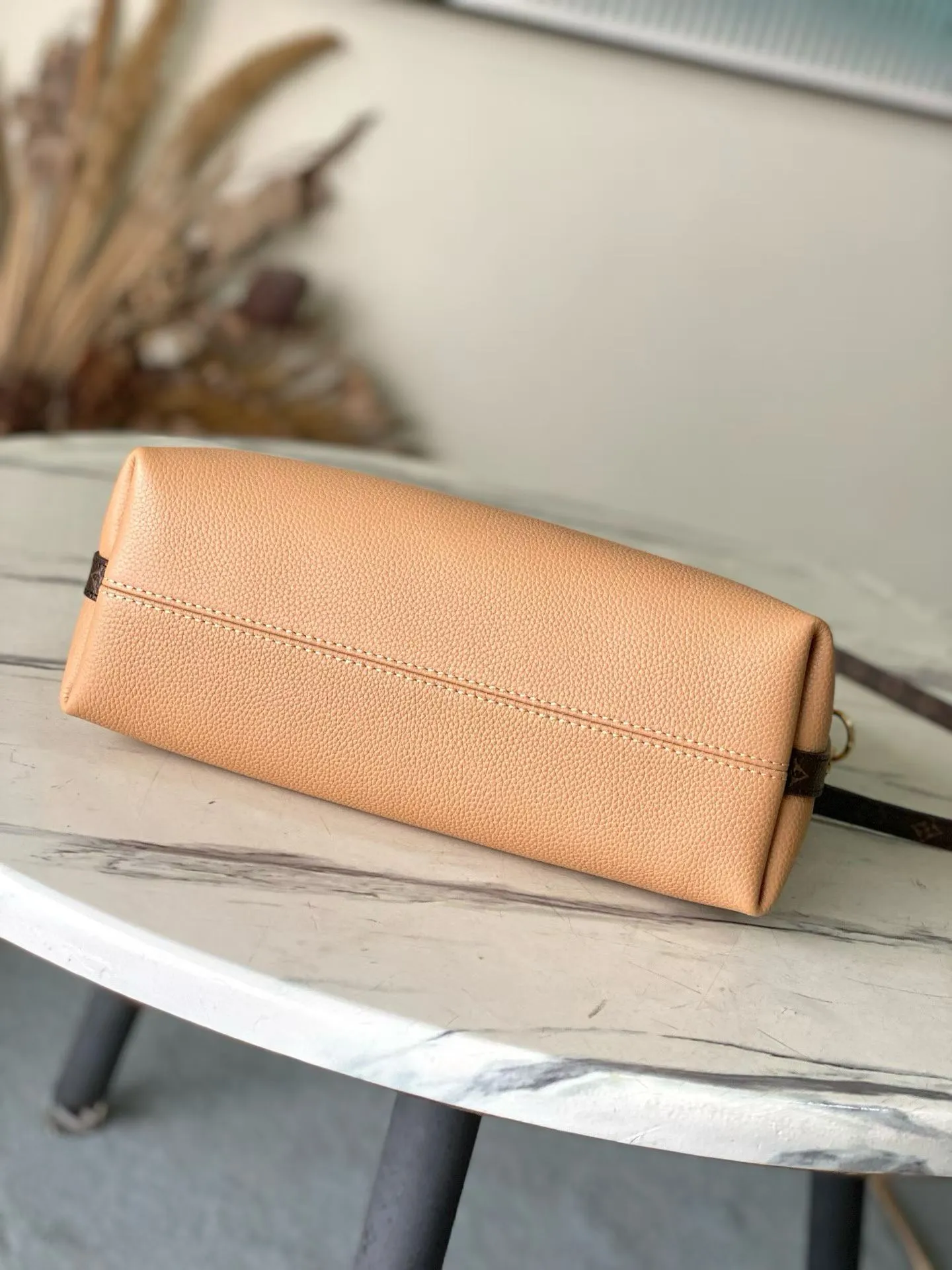 💰1180 (top layer leather) top original order M28029 Multipass handbag is inspired by the Express handbag that debuted in the 2025 autumn and winter series. This handbag has a casual drape shape, is trimmed with the brand's signature Monogram canvas, and is embellished with a dazzling braided chain. It can be carried in a variety of ways and can accommodate daily needs such as tablet computers. Dimensions: 30 × 26 × 10 cm