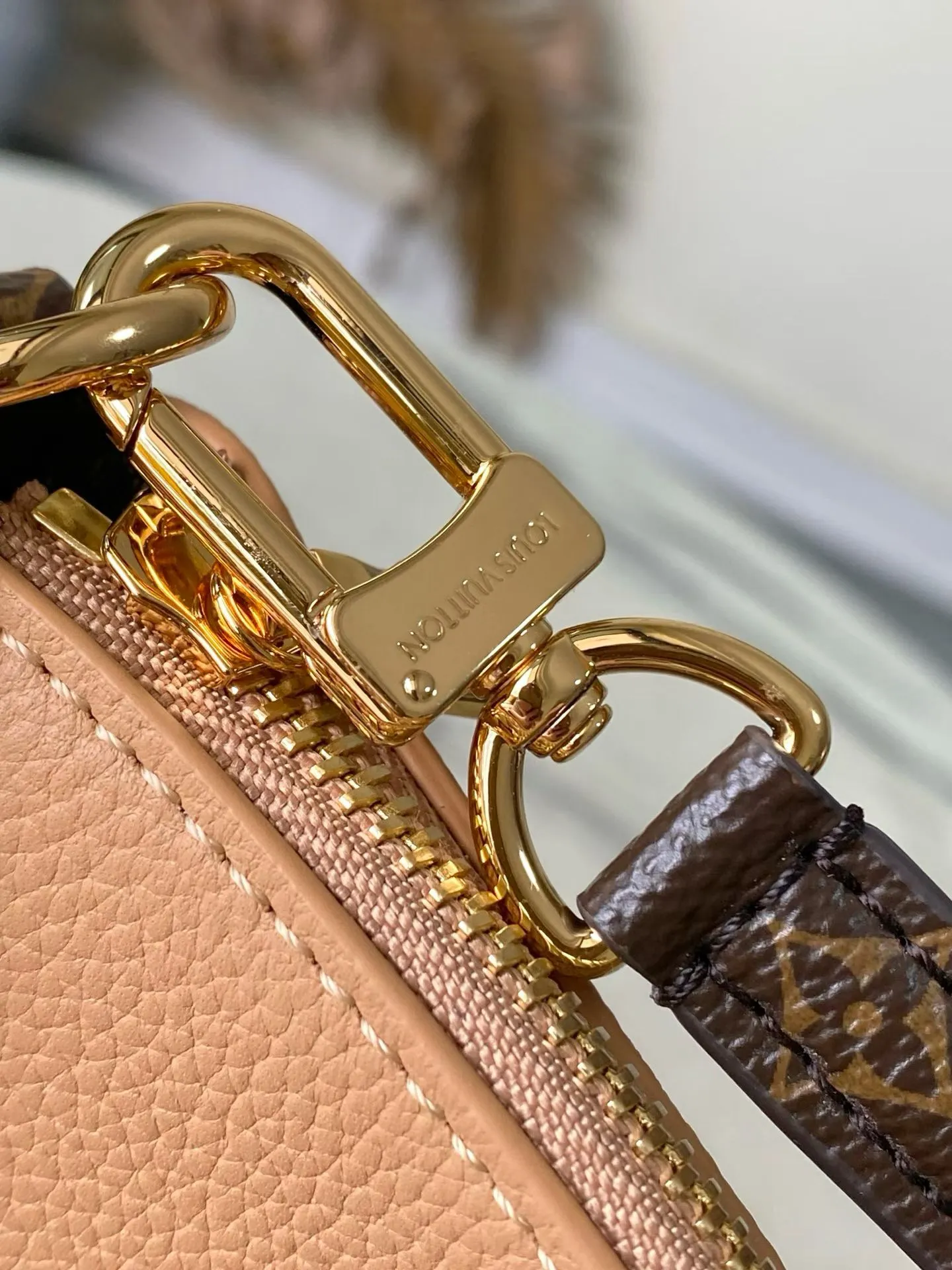 💰1180 (top layer leather) top original order M28029 Multipass handbag is inspired by the Express handbag that debuted in the 2025 autumn and winter series. This handbag has a casual drape shape, is trimmed with the brand's signature Monogram canvas, and is embellished with a dazzling braided chain. It can be carried in a variety of ways and can accommodate daily needs such as tablet computers. Dimensions: 30 × 26 × 10 cm