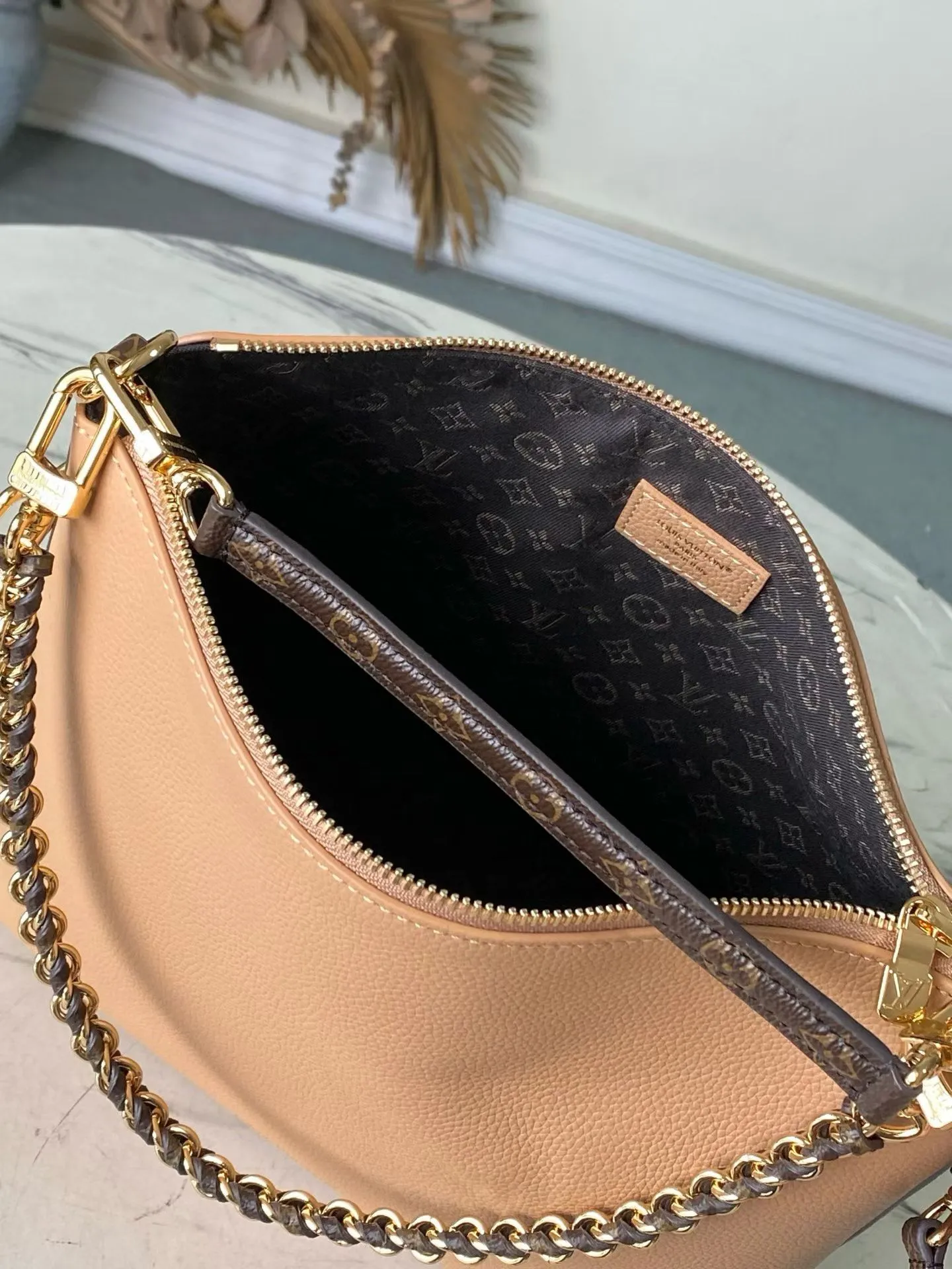 💰1180 (top layer leather) top original order M28029 Multipass handbag is inspired by the Express handbag that debuted in the 2025 autumn and winter series. This handbag has a casual drape shape, is trimmed with the brand's signature Monogram canvas, and is embellished with a dazzling braided chain. It can be carried in a variety of ways and can accommodate daily needs such as tablet computers. Dimensions: 30 × 26 × 10 cm