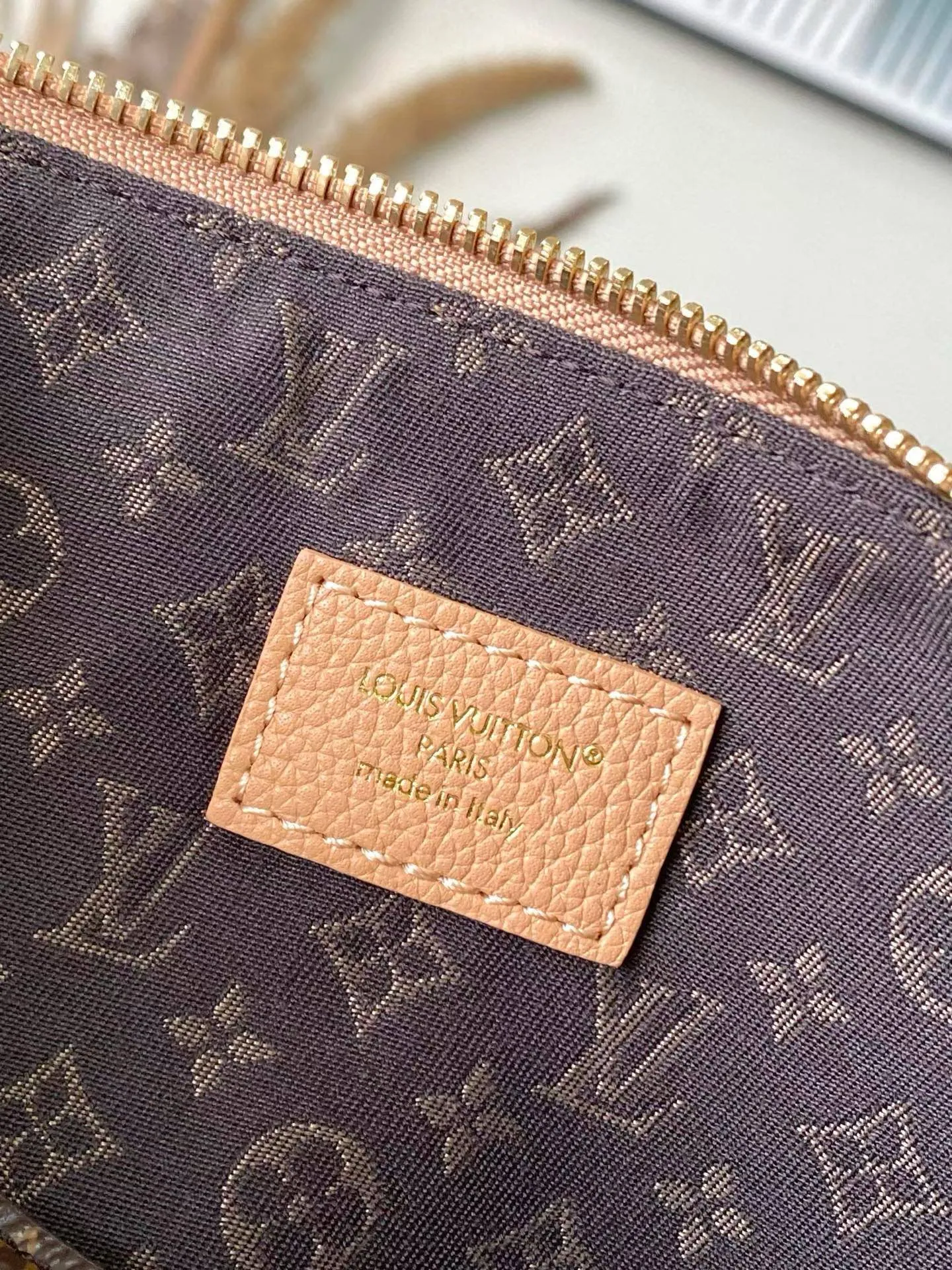 💰1180 (top layer leather) top original order M28029 Multipass handbag is inspired by the Express handbag that debuted in the 2025 autumn and winter series. This handbag has a casual drape shape, is trimmed with the brand's signature Monogram canvas, and is embellished with a dazzling braided chain. It can be carried in a variety of ways and can accommodate daily needs such as tablet computers. Dimensions: 30 × 26 × 10 cm