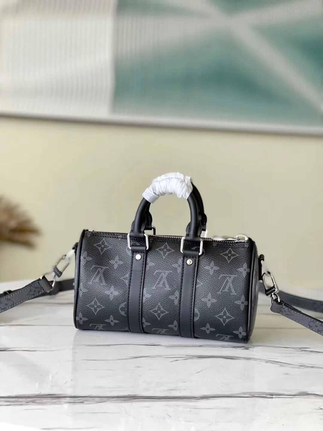 💰780 Top original order M45947 launches the new Keepall XS in Aerogram version, made of black floral leather, restrained and fashionable. Black metal letter logo, leather body with top handle and adjustable shoulder strap, suitable for hand or shoulder carry. Detailed features: 21 x 12 x 9 cm
