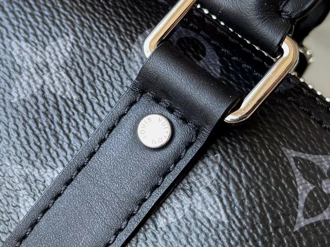 💰780 Top original order M45947 launches the new Keepall XS in Aerogram version, made of black floral leather, restrained and fashionable. Black metal letter logo, leather body with top handle and adjustable shoulder strap, suitable for hand or shoulder carry. Detailed features: 21 x 12 x 9 cm