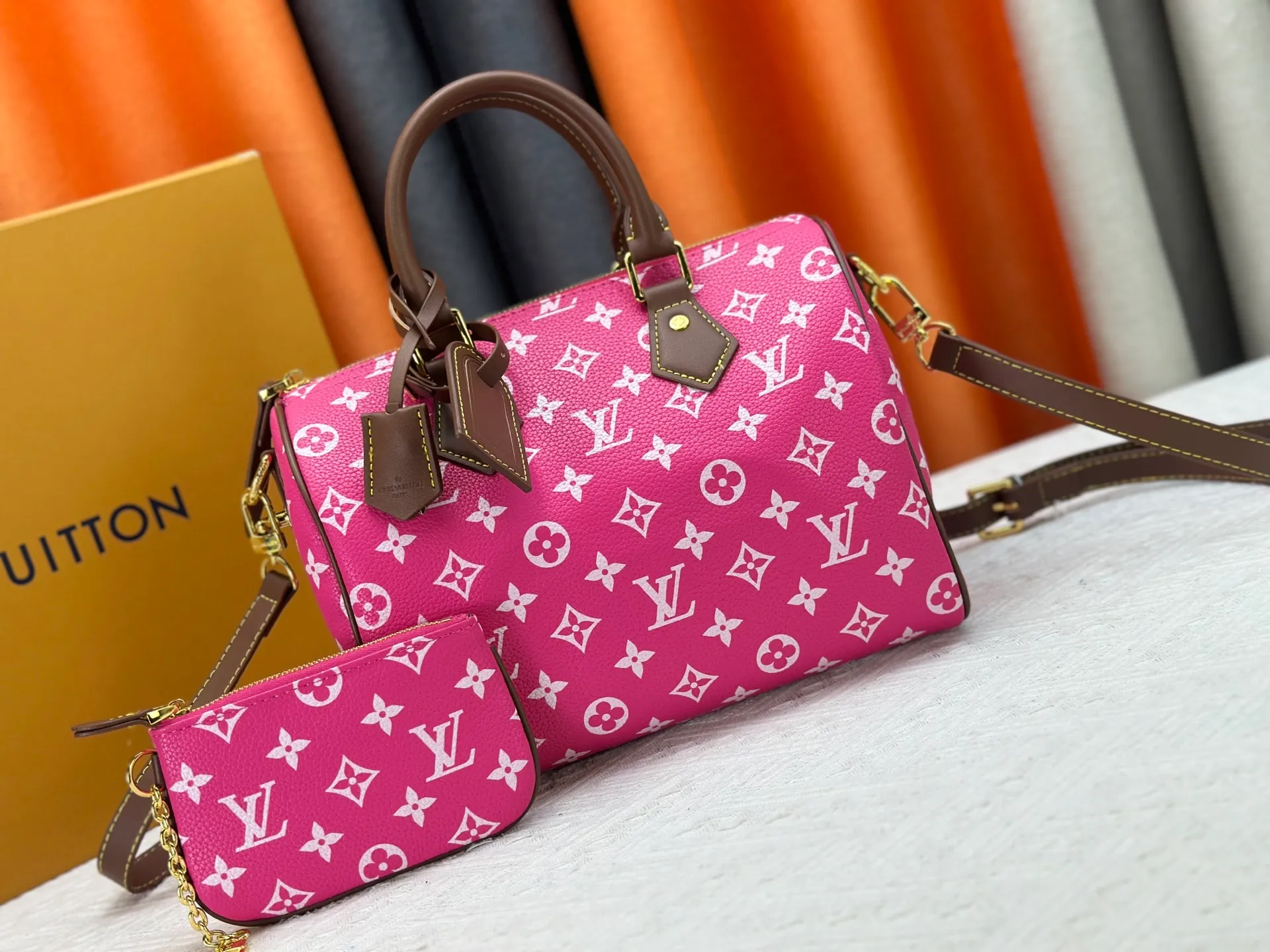 P280 Upgraded original M15278 M24441 M24424 This Speedy Bandoulière 25 Monogram Leather handbag is made of soft cow leather and uses Monogram patterns to reproduce the elegant look and feel of canvas printing. Dazzling metal hardware, sheepskin lining and nameplate all reflect Creative Director Pharrell Williams' relentless attention to detail. 25 x 15 x 15 cm (length x height x width)