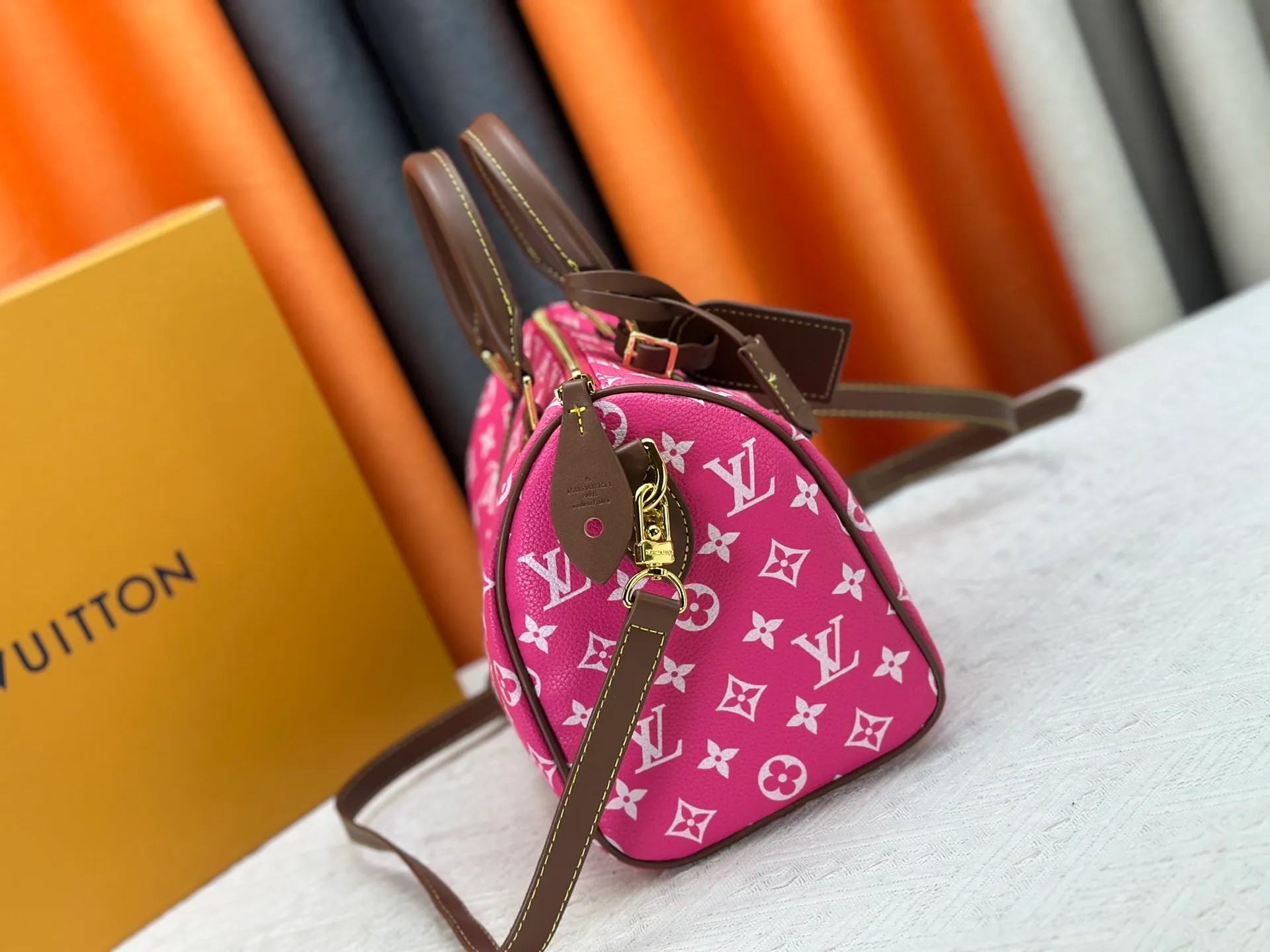 P280 Upgraded original M15278 M24441 M24424 This Speedy Bandoulière 25 Monogram Leather handbag is made of soft cow leather and uses Monogram patterns to reproduce the elegant look and feel of canvas printing. Dazzling metal hardware, sheepskin lining and nameplate all reflect Creative Director Pharrell Williams' relentless attention to detail. 25 x 15 x 15 cm (length x height x width)