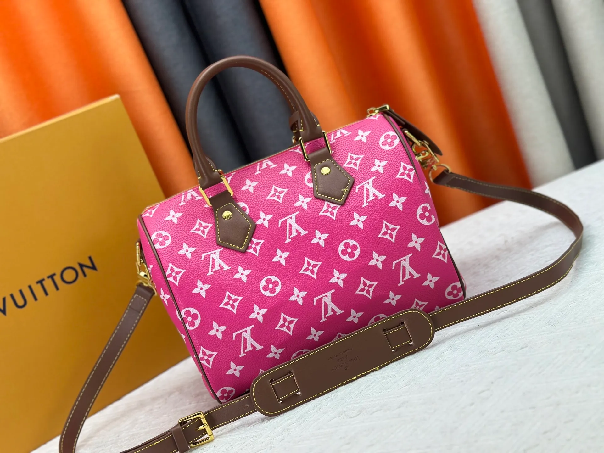 P280 Upgraded original M15278 M24441 M24424 This Speedy Bandoulière 25 Monogram Leather handbag is made of soft cow leather and uses Monogram patterns to reproduce the elegant look and feel of canvas printing. Dazzling metal hardware, sheepskin lining and nameplate all reflect Creative Director Pharrell Williams' relentless attention to detail. 25 x 15 x 15 cm (length x height x width)