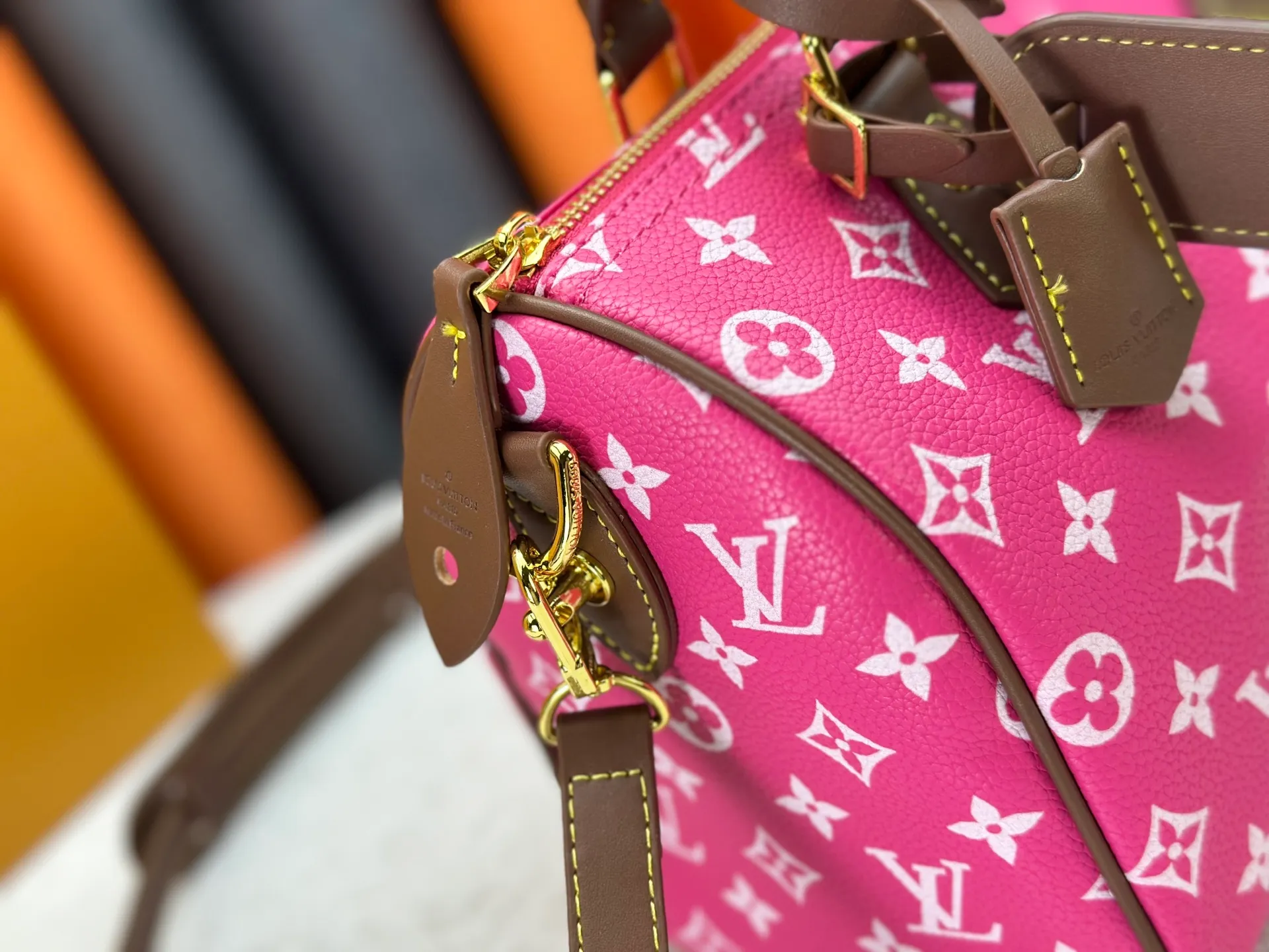 P280 Upgraded original M15278 M24441 M24424 This Speedy Bandoulière 25 Monogram Leather handbag is made of soft cow leather and uses Monogram patterns to reproduce the elegant look and feel of canvas printing. Dazzling metal hardware, sheepskin lining and nameplate all reflect Creative Director Pharrell Williams' relentless attention to detail. 25 x 15 x 15 cm (length x height x width)