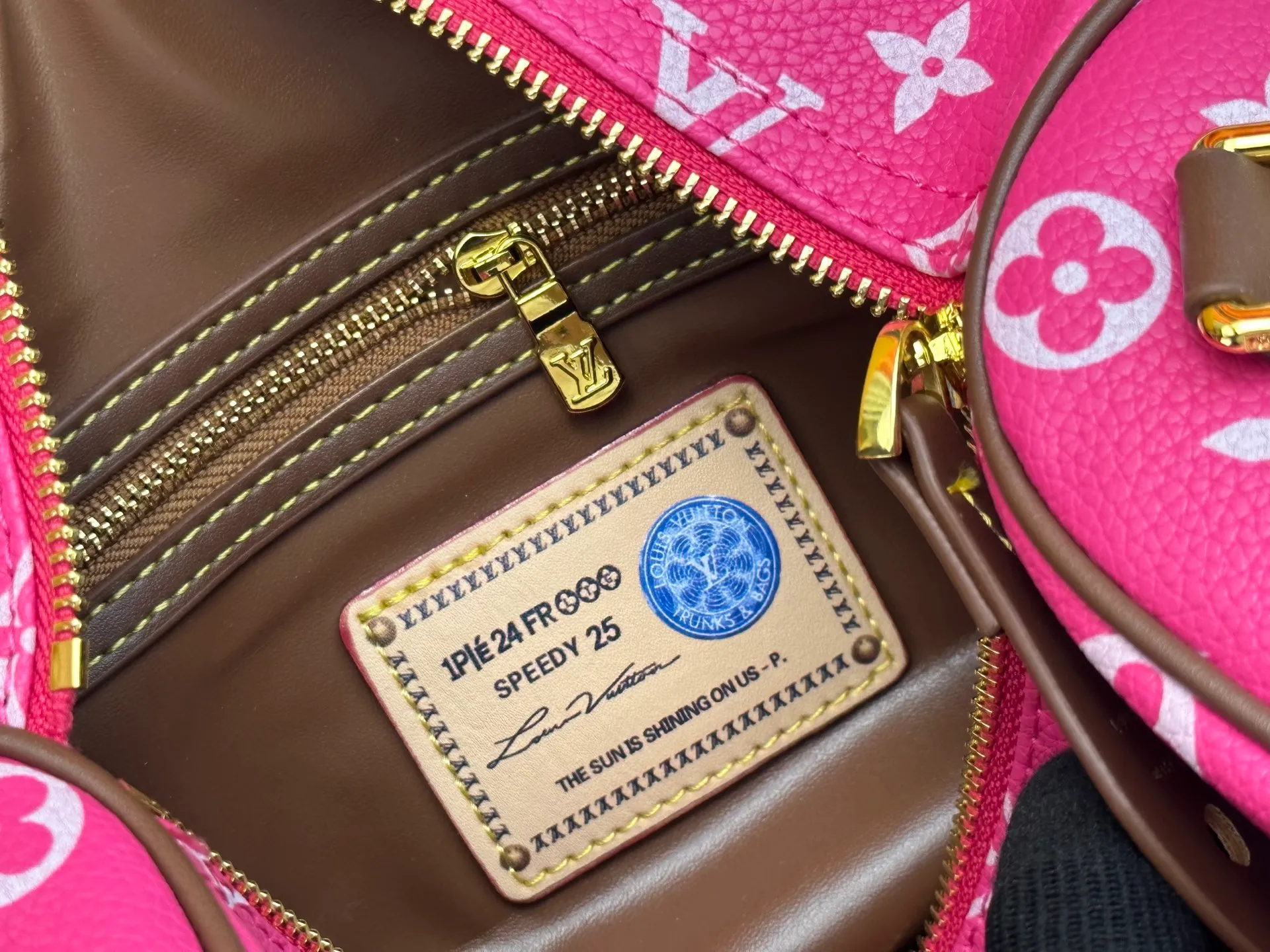 P280 Upgraded original M15278 M24441 M24424 This Speedy Bandoulière 25 Monogram Leather handbag is made of soft cow leather and uses Monogram patterns to reproduce the elegant look and feel of canvas printing. Dazzling metal hardware, sheepskin lining and nameplate all reflect Creative Director Pharrell Williams' relentless attention to detail. 25 x 15 x 15 cm (length x height x width)