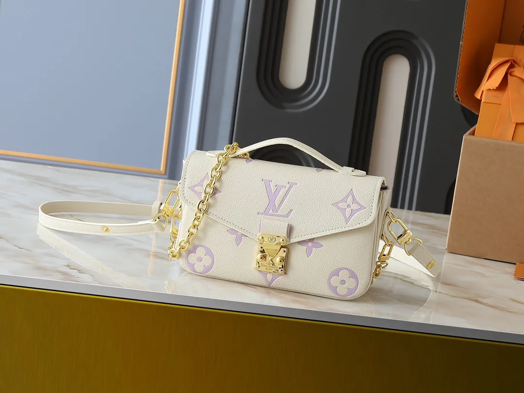 💰240💰Upgraded from the original M47045 M23940 M46595 M22942 M23081 M46596 M46279 This Pochette Métis East West handbag is made of Monogram Empreinte embossed leather, showing the fusion of brand style and modern elements. The traditional S-lock clasp and detachable short chain have a metallic sheen, and the sophisticated construction includes a neat interior and adjustable shoulder straps for easy urban mobility. Dimensions: 21.5 x 13.5 x 6.0 cm (length x height x width)