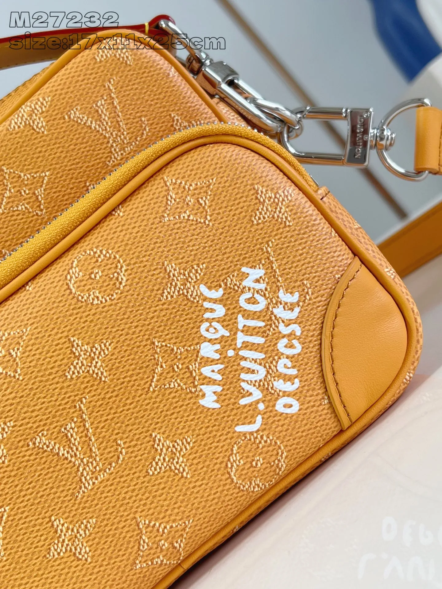 💰1020 (Top-Grade Leather) Top Original M27232] This Nil crossbody bag is made of Monogram Heritage canvas with a retro shape, equipped with a main compartment, an inner patch pocket and a zippered front pocket. The top leather handle and shoulder strap are detachable, providing a variety of carrying options. Front pocket Marque L.Vuitton Déposée print 17.5 x 11 x 25 cm (H x W x Length)