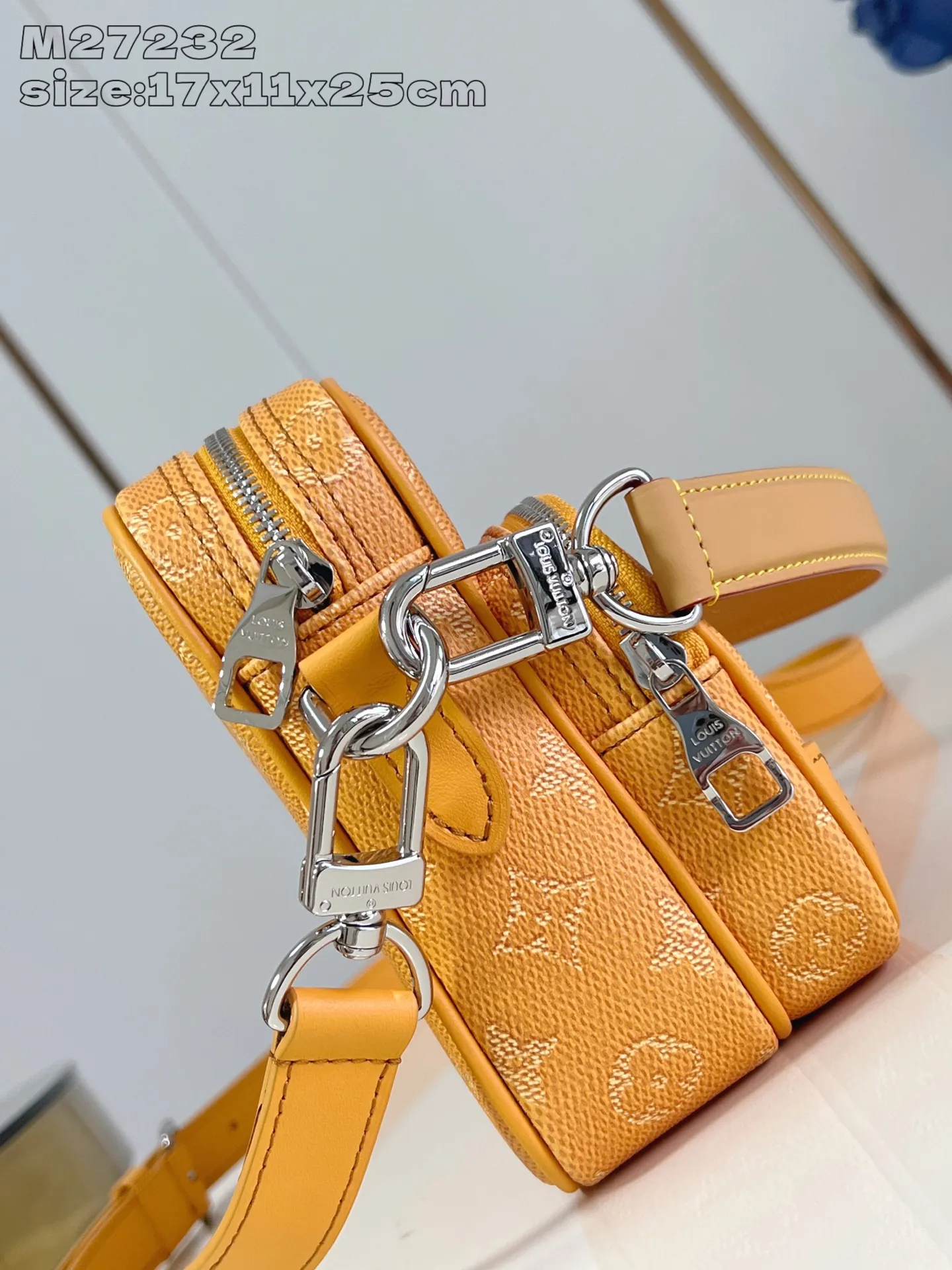 💰1020 (Top-Grade Leather) Top Original M27232] This Nil crossbody bag is made of Monogram Heritage canvas with a retro shape, equipped with a main compartment, an inner patch pocket and a zippered front pocket. The top leather handle and shoulder strap are detachable, providing a variety of carrying options. Front pocket Marque L.Vuitton Déposée print 17.5 x 11 x 25 cm (H x W x Length)