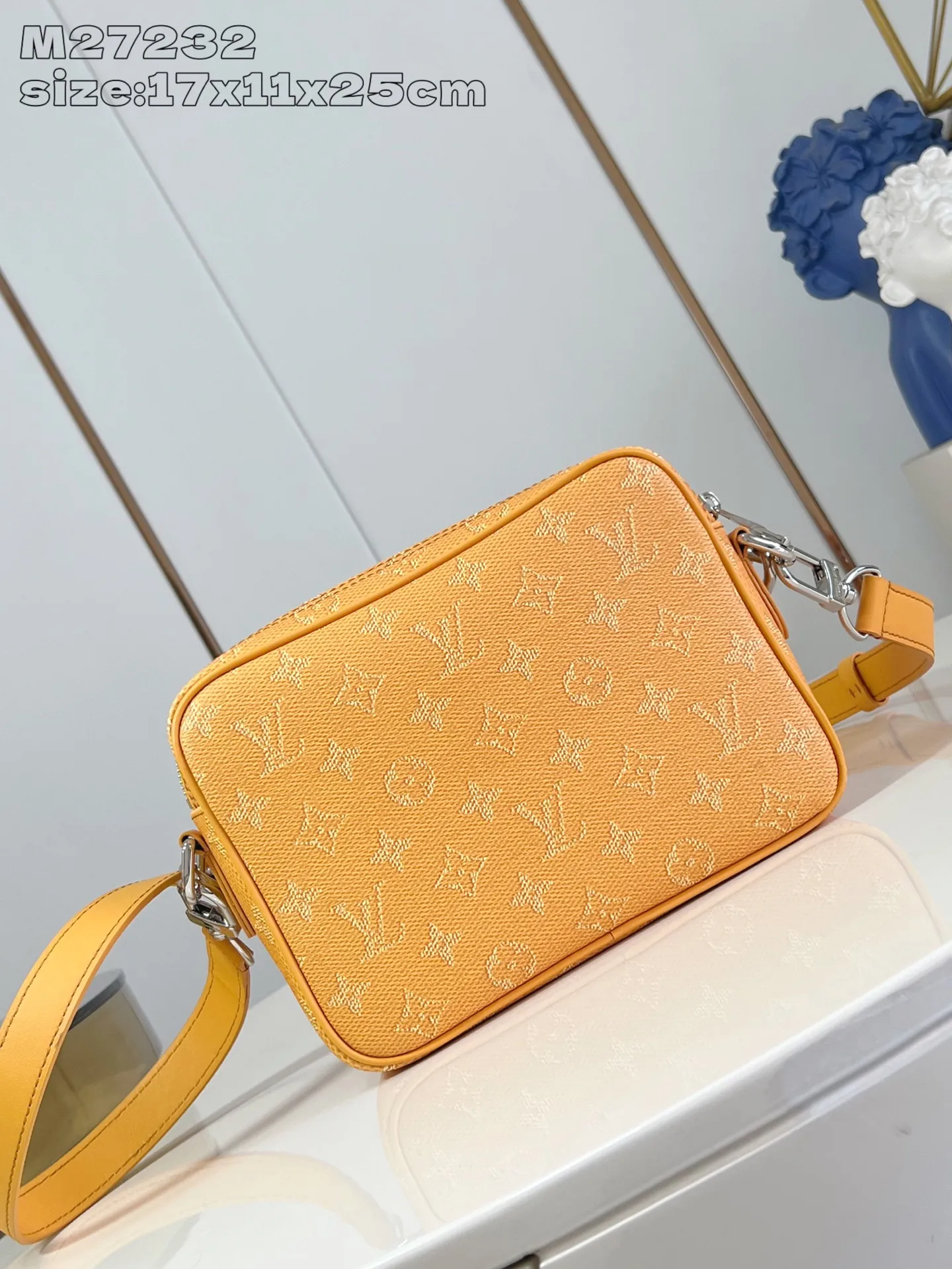 💰1020 (Top-Grade Leather) Top Original M27232] This Nil crossbody bag is made of Monogram Heritage canvas with a retro shape, equipped with a main compartment, an inner patch pocket and a zippered front pocket. The top leather handle and shoulder strap are detachable, providing a variety of carrying options. Front pocket Marque L.Vuitton Déposée print 17.5 x 11 x 25 cm (H x W x Length)