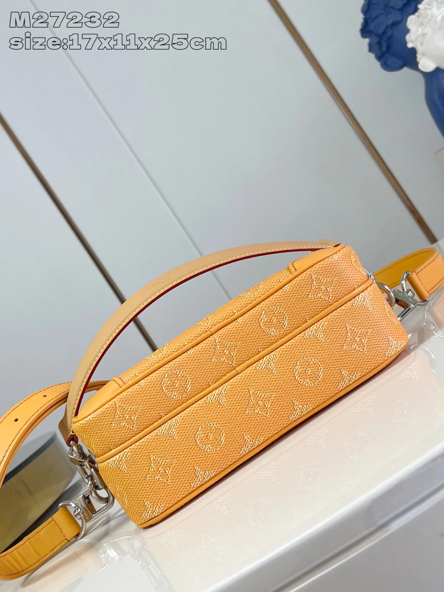 💰1020 (Top-Grade Leather) Top Original M27232] This Nil crossbody bag is made of Monogram Heritage canvas with a retro shape, equipped with a main compartment, an inner patch pocket and a zippered front pocket. The top leather handle and shoulder strap are detachable, providing a variety of carrying options. Front pocket Marque L.Vuitton Déposée print 17.5 x 11 x 25 cm (H x W x Length)
