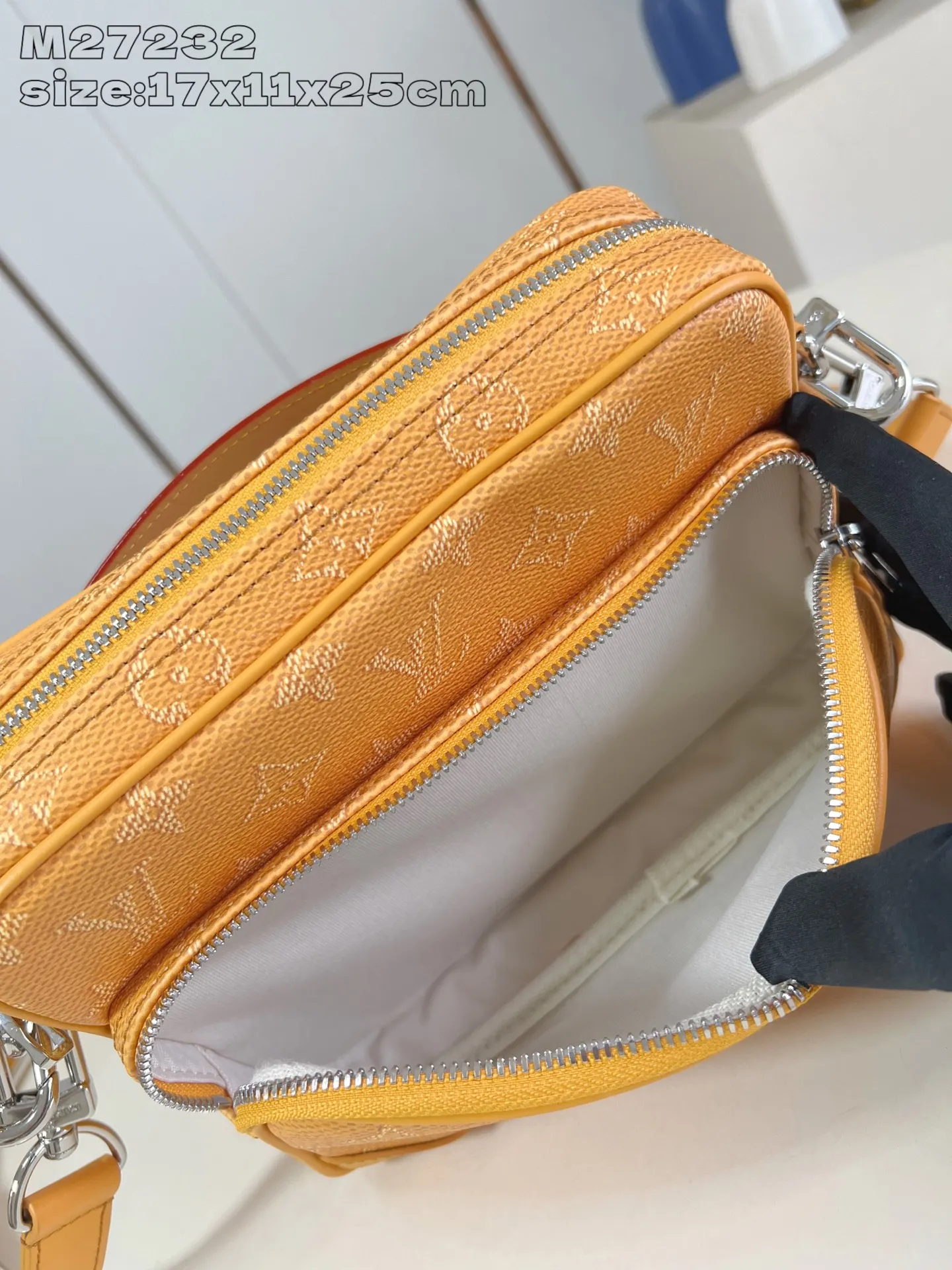 💰1020 (Top-Grade Leather) Top Original M27232] This Nil crossbody bag is made of Monogram Heritage canvas with a retro shape, equipped with a main compartment, an inner patch pocket and a zippered front pocket. The top leather handle and shoulder strap are detachable, providing a variety of carrying options. Front pocket Marque L.Vuitton Déposée print 17.5 x 11 x 25 cm (H x W x Length)