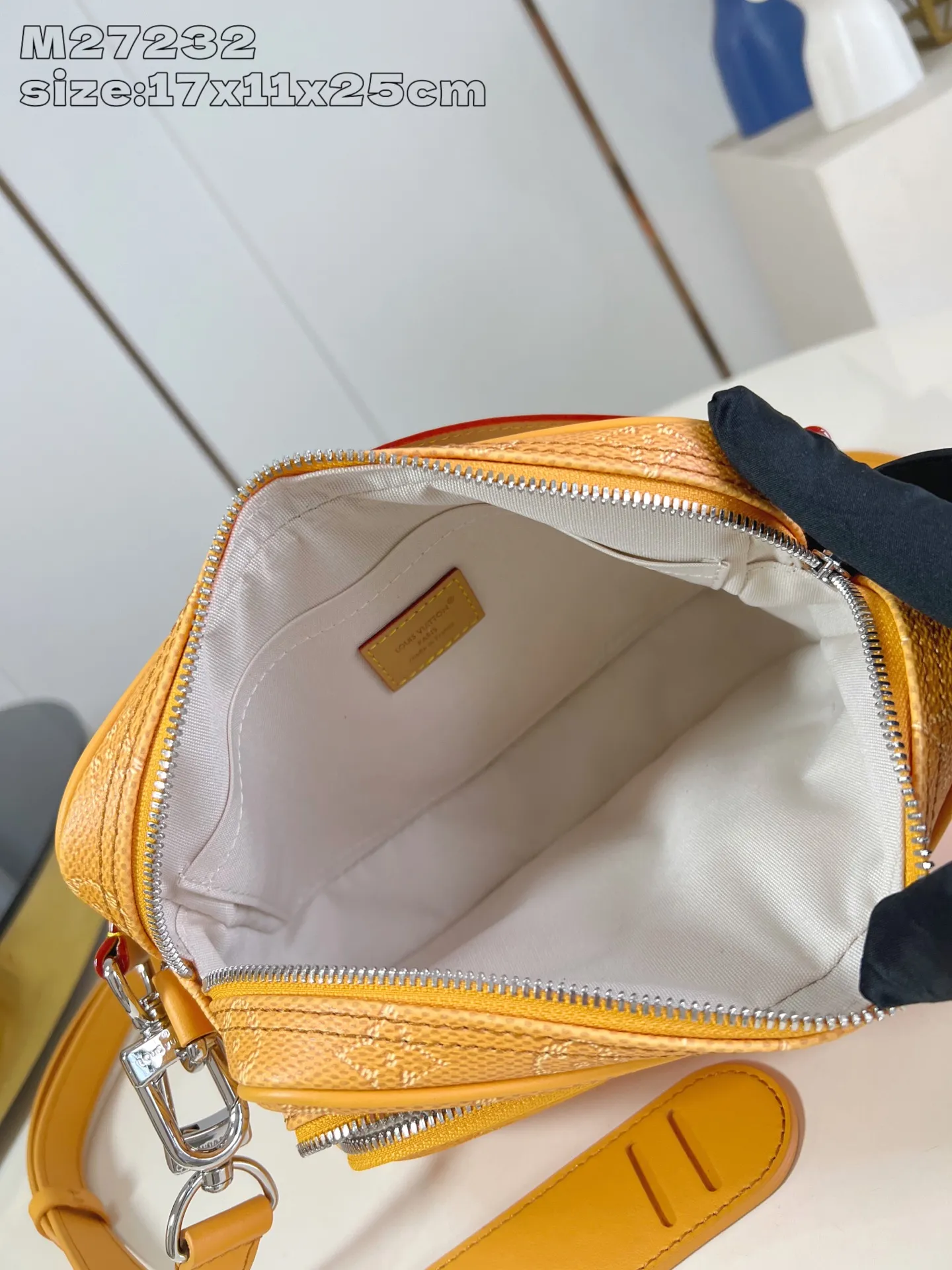 💰1020 (Top-Grade Leather) Top Original M27232] This Nil crossbody bag is made of Monogram Heritage canvas with a retro shape, equipped with a main compartment, an inner patch pocket and a zippered front pocket. The top leather handle and shoulder strap are detachable, providing a variety of carrying options. Front pocket Marque L.Vuitton Déposée print 17.5 x 11 x 25 cm (H x W x Length)