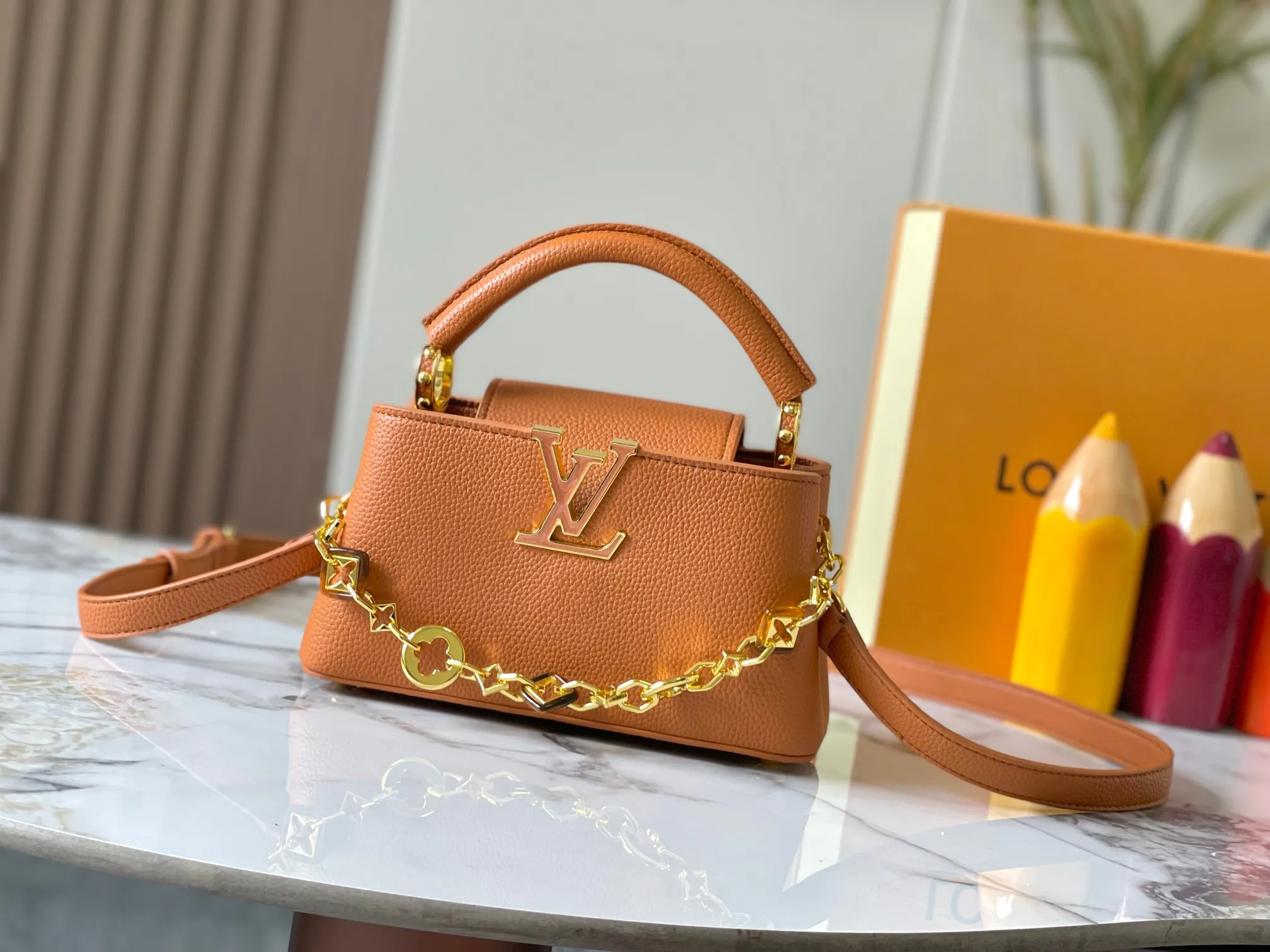 p460 [Guangzhou top quality original] M14393 brown CapucinesEastWest mini handbag, using a decorative chain to show the inspiration of Monogram flowers. Taurillon cow leather creates an exquisite structure, and the LV letters interpret the colorful brushstrokes of the Puffygram jewelry series. The flap can be folded in or out, and the inner pocket can safely store valuables. Size:22×12×8cm
