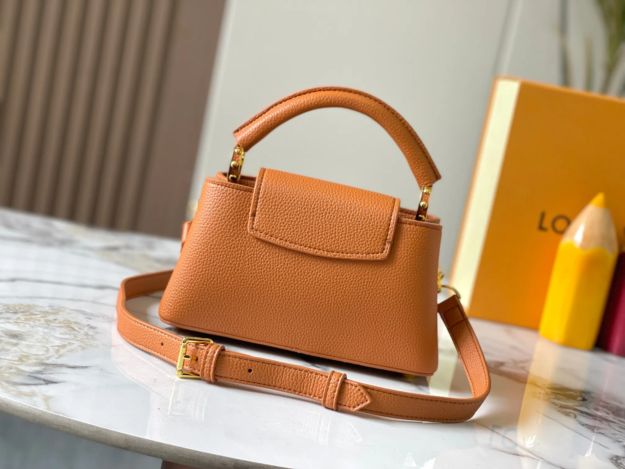 p460 [Guangzhou top quality original] M14393 brown CapucinesEastWest mini handbag, using a decorative chain to show the inspiration of Monogram flowers. Taurillon cow leather creates an exquisite structure, and the LV letters interpret the colorful brushstrokes of the Puffygram jewelry series. The flap can be folded in or out, and the inner pocket can safely store valuables. Size:22×12×8cm