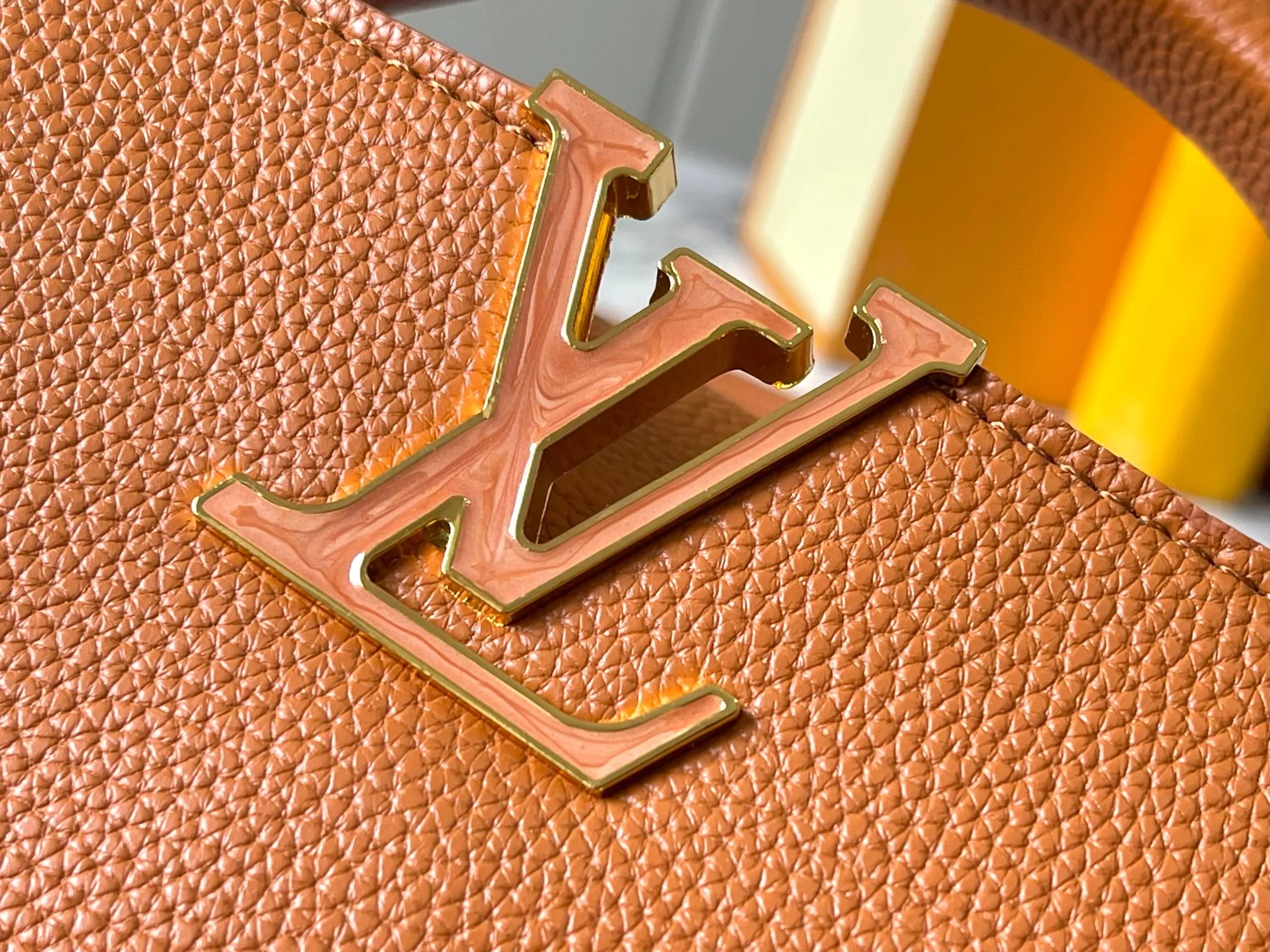 p460 [Guangzhou top quality original] M14393 brown CapucinesEastWest mini handbag, using a decorative chain to show the inspiration of Monogram flowers. Taurillon cow leather creates an exquisite structure, and the LV letters interpret the colorful brushstrokes of the Puffygram jewelry series. The flap can be folded in or out, and the inner pocket can safely store valuables. Size:22×12×8cm