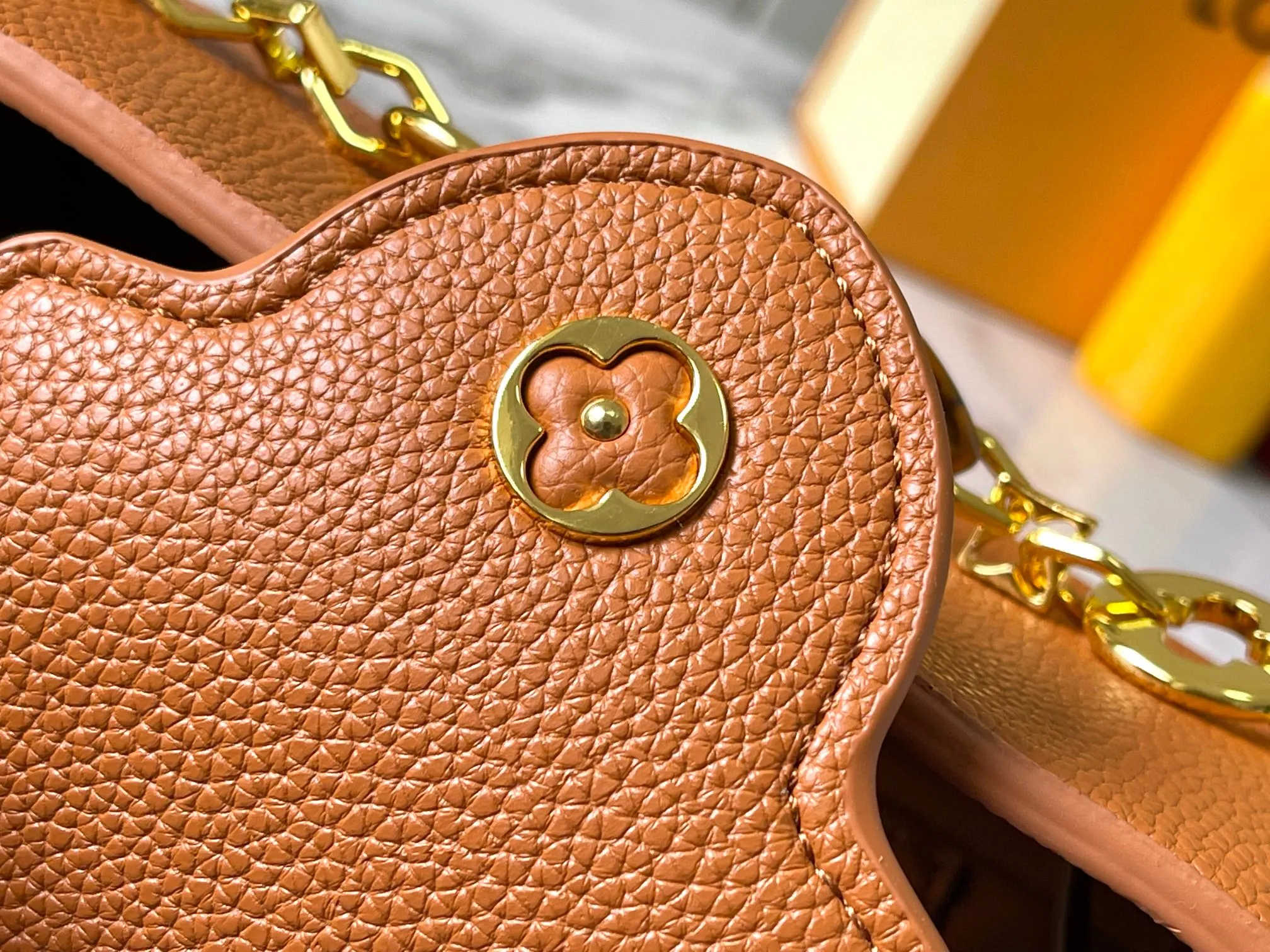 p460 [Guangzhou top quality original] M14393 brown CapucinesEastWest mini handbag, using a decorative chain to show the inspiration of Monogram flowers. Taurillon cow leather creates an exquisite structure, and the LV letters interpret the colorful brushstrokes of the Puffygram jewelry series. The flap can be folded in or out, and the inner pocket can safely store valuables. Size:22×12×8cm