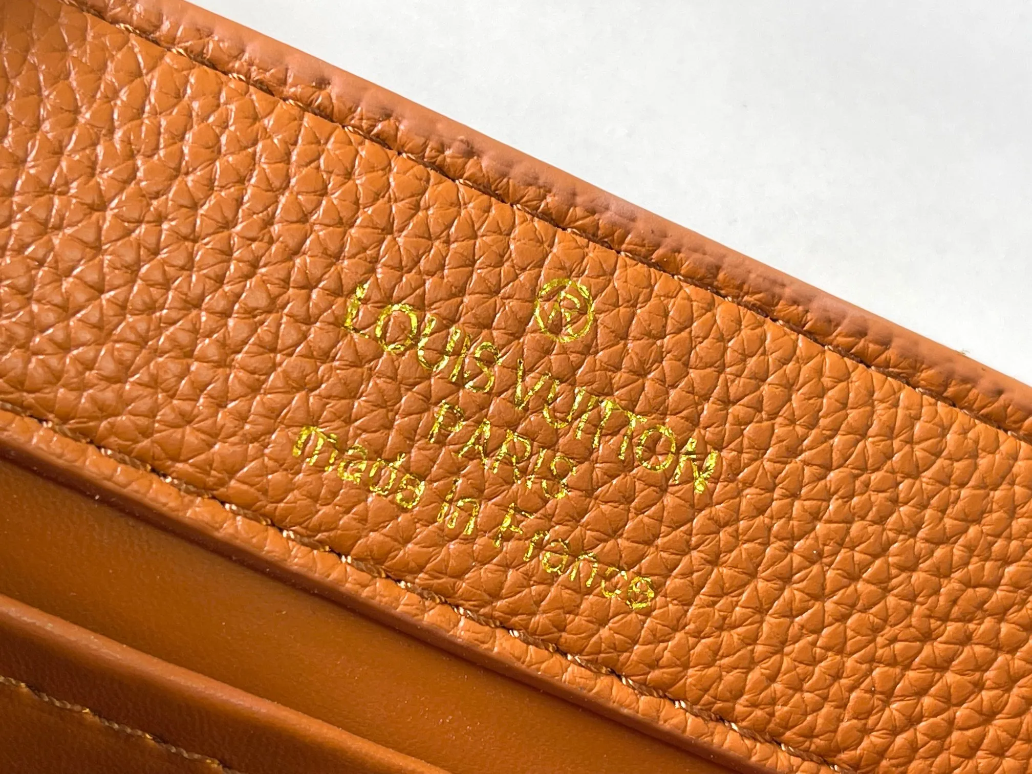 p460 [Guangzhou top quality original] M14393 brown CapucinesEastWest mini handbag, using a decorative chain to show the inspiration of Monogram flowers. Taurillon cow leather creates an exquisite structure, and the LV letters interpret the colorful brushstrokes of the Puffygram jewelry series. The flap can be folded in or out, and the inner pocket can safely store valuables. Size:22×12×8cm