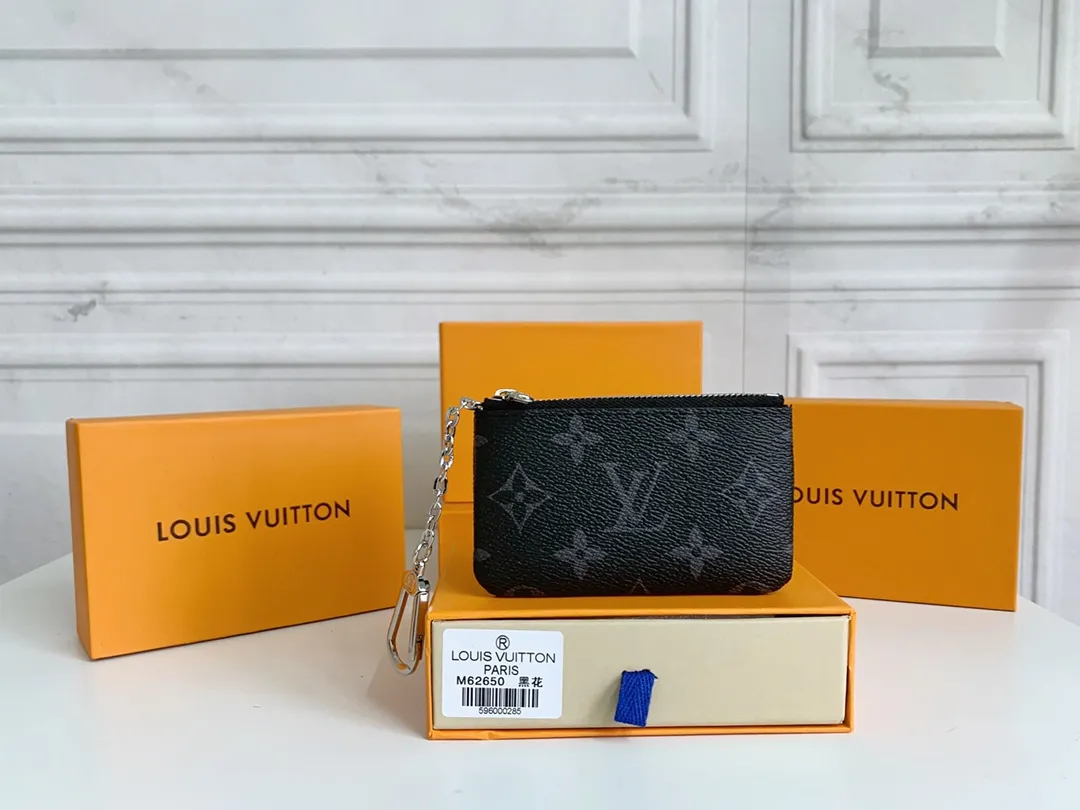 💰80 💎Damier canvas small leather bag can hold change and keys, and can be easily put into handbags or clothing pockets. Key ring, key hook can be hung on the D-ring provided with most Louis Vuitton handbags, zipper closure, Damier canvas texture and embossed calfskin, shiny gold-tone hardware. ❤️Model: 62650 Size: 12x7cm.