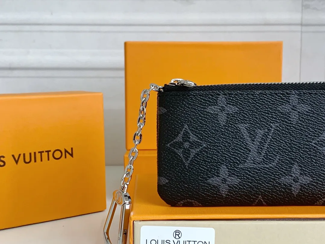 💰80 💎Damier canvas small leather bag can hold change and keys, and can be easily put into handbags or clothing pockets. Key ring, key hook can be hung on the D-ring provided with most Louis Vuitton handbags, zipper closure, Damier canvas texture and embossed calfskin, shiny gold-tone hardware. ❤️Model: 62650 Size: 12x7cm.