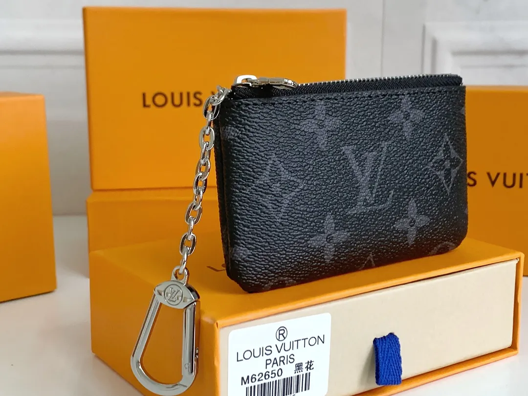💰80 💎Damier canvas small leather bag can hold change and keys, and can be easily put into handbags or clothing pockets. Key ring, key hook can be hung on the D-ring provided with most Louis Vuitton handbags, zipper closure, Damier canvas texture and embossed calfskin, shiny gold-tone hardware. ❤️Model: 62650 Size: 12x7cm.