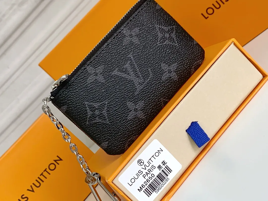 💰80 💎Damier canvas small leather bag can hold change and keys, and can be easily put into handbags or clothing pockets. Key ring, key hook can be hung on the D-ring provided with most Louis Vuitton handbags, zipper closure, Damier canvas texture and embossed calfskin, shiny gold-tone hardware. ❤️Model: 62650 Size: 12x7cm.