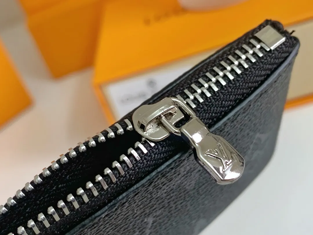 💰80 💎Damier canvas small leather bag can hold change and keys, and can be easily put into handbags or clothing pockets. Key ring, key hook can be hung on the D-ring provided with most Louis Vuitton handbags, zipper closure, Damier canvas texture and embossed calfskin, shiny gold-tone hardware. ❤️Model: 62650 Size: 12x7cm.