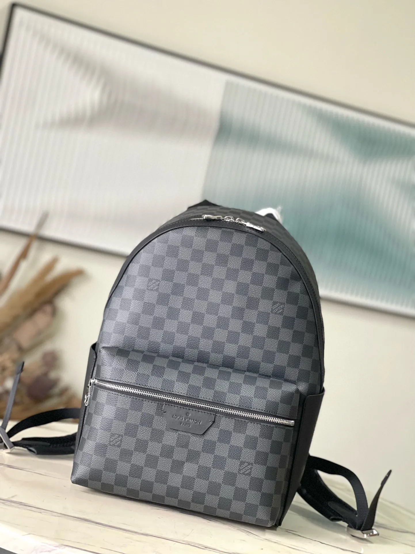 💰960 Top Original N40514 Black Check This Discovery small backpack is made of Monogram Eclipse canvas and continues its flexible functionality in a more compact configuration. Exterior pockets, zippered front pockets, and open side pockets provide easy access, while interior pockets keep things organized. Dimensions: 29 x 38 x 20 cm