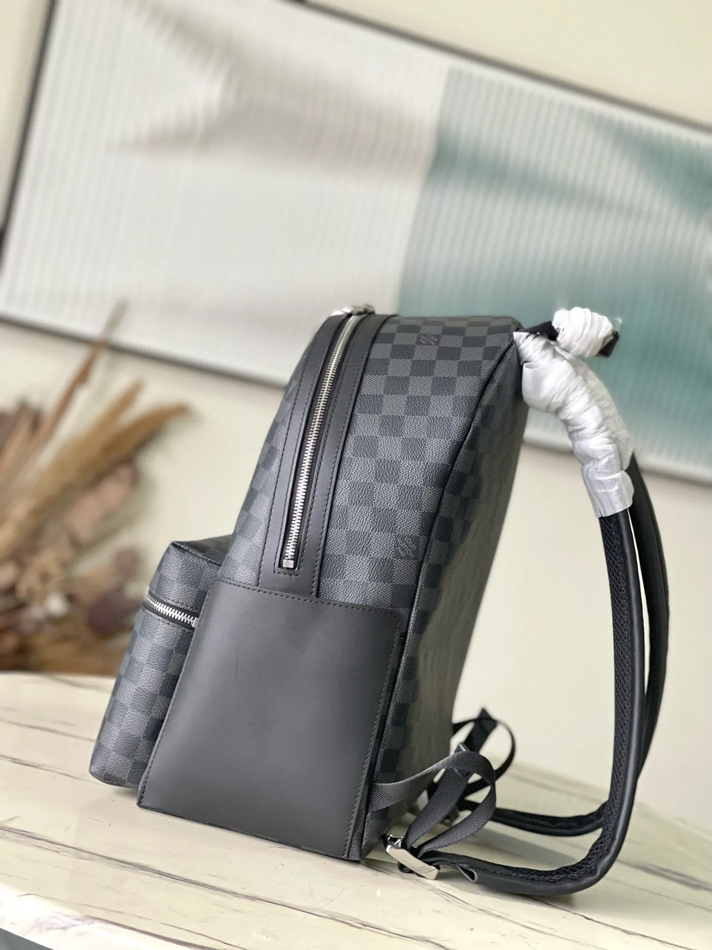 💰960 Top Original N40514 Black Check This Discovery small backpack is made of Monogram Eclipse canvas and continues its flexible functionality in a more compact configuration. Exterior pockets, zippered front pockets, and open side pockets provide easy access, while interior pockets keep things organized. Dimensions: 29 x 38 x 20 cm