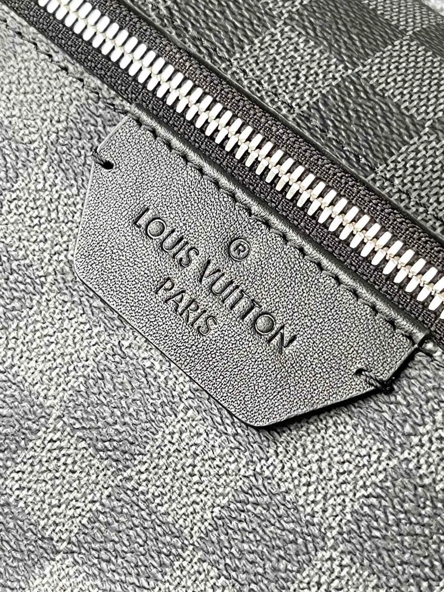 💰960 Top Original N40514 Black Check This Discovery small backpack is made of Monogram Eclipse canvas and continues its flexible functionality in a more compact configuration. Exterior pockets, zippered front pockets, and open side pockets provide easy access, while interior pockets keep things organized. Dimensions: 29 x 38 x 20 cm