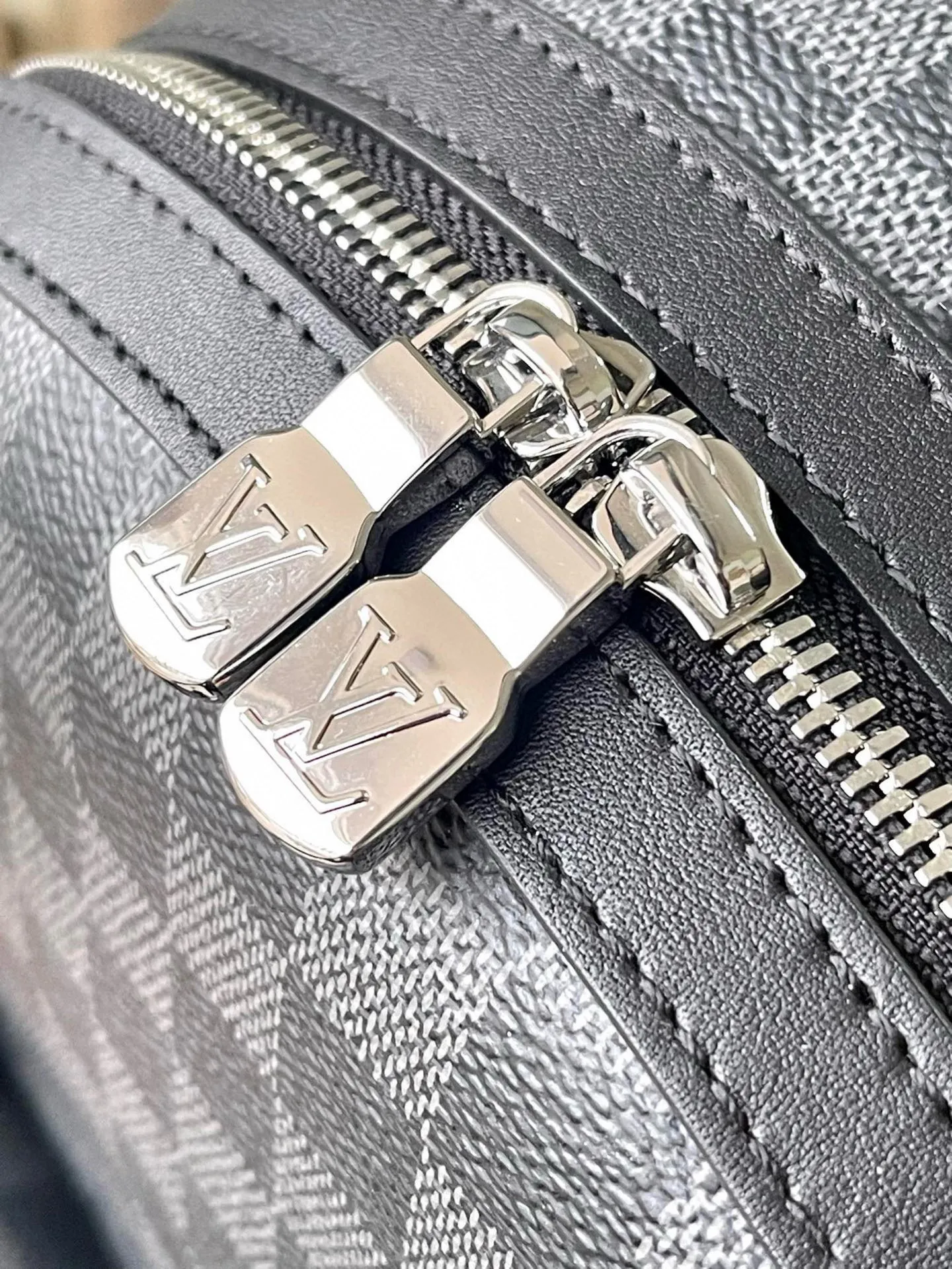 💰960 Top Original N40514 Black Check This Discovery small backpack is made of Monogram Eclipse canvas and continues its flexible functionality in a more compact configuration. Exterior pockets, zippered front pockets, and open side pockets provide easy access, while interior pockets keep things organized. Dimensions: 29 x 38 x 20 cm