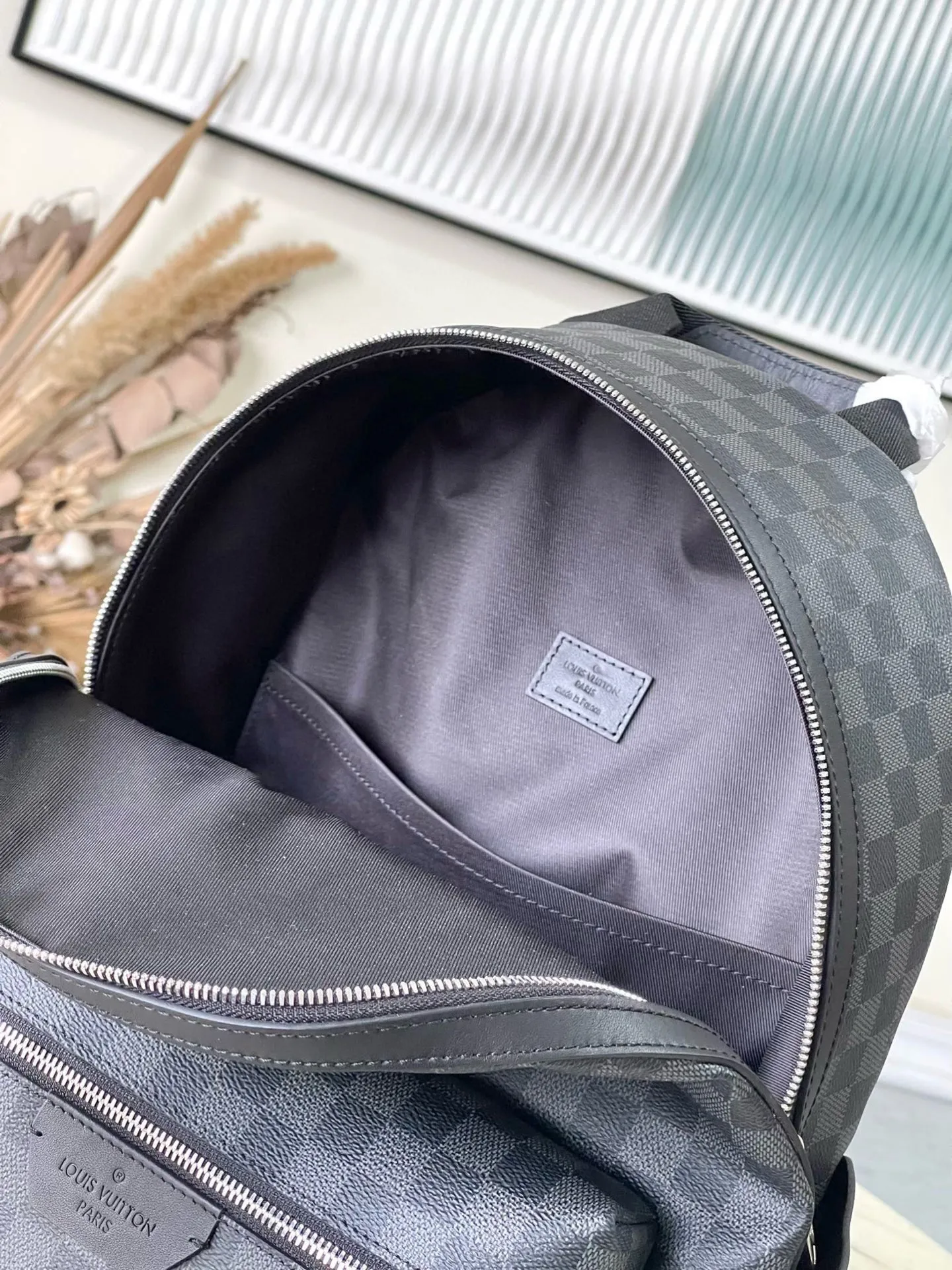 💰960 Top Original N40514 Black Check This Discovery small backpack is made of Monogram Eclipse canvas and continues its flexible functionality in a more compact configuration. Exterior pockets, zippered front pockets, and open side pockets provide easy access, while interior pockets keep things organized. Dimensions: 29 x 38 x 20 cm