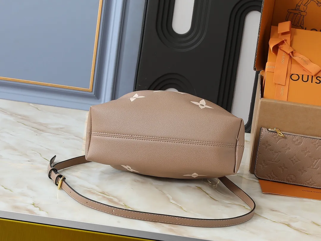 💰260💰Upgraded original version ✨M11283 M25453 M47209 M46545 M46492 This Summer Bundle handbag is from the Dégradé series. The new drawstring design adds a summer atmosphere. The Monogram Empreinte embossed leather bag features a gradient tone to brighten any seasonal look. The double handles and detachable cross-body strap provide a variety of stylish carrying options, making it a great companion for travel day and night. Detailed features: 28 x 20 x 11.5 (Length x Height x Width)