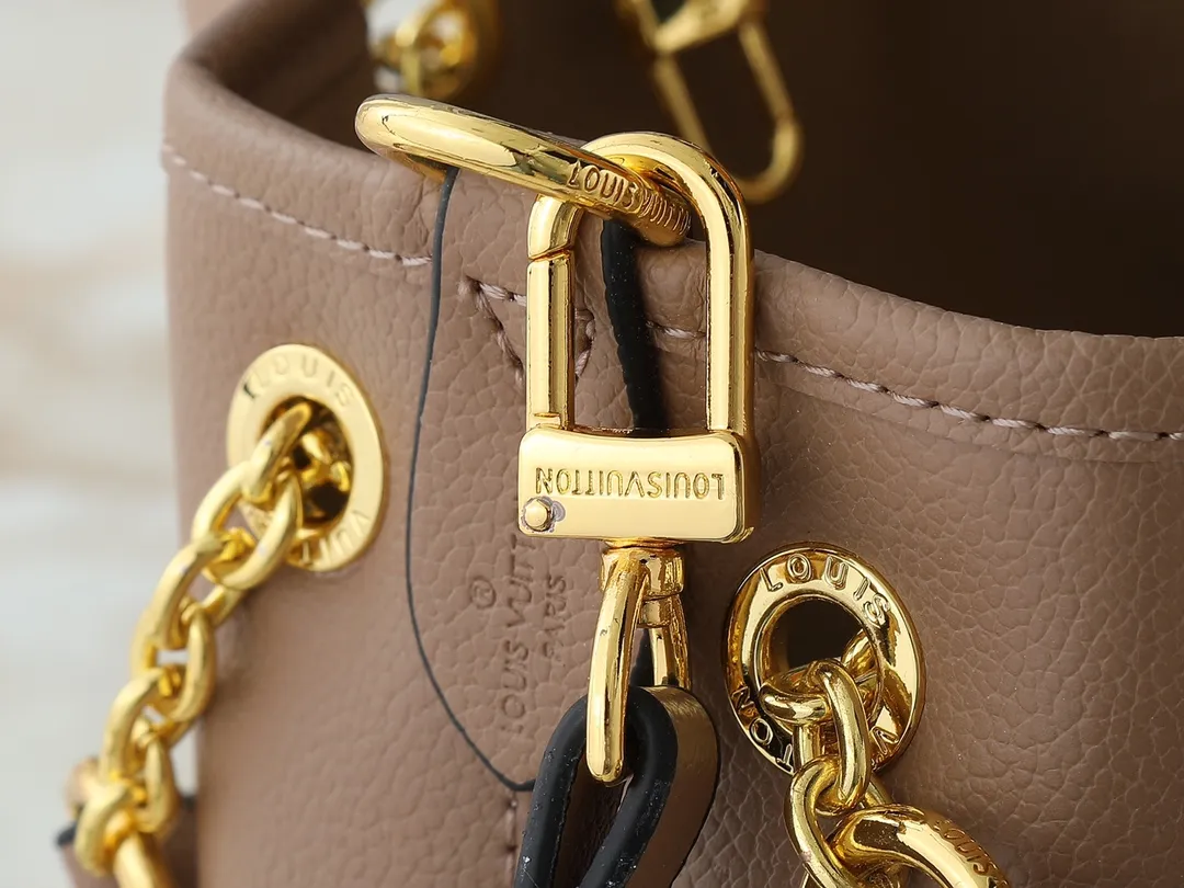 💰260💰Upgraded original version ✨M11283 M25453 M47209 M46545 M46492 This Summer Bundle handbag is from the Dégradé series. The new drawstring design adds a summer atmosphere. The Monogram Empreinte embossed leather bag features a gradient tone to brighten any seasonal look. The double handles and detachable cross-body strap provide a variety of stylish carrying options, making it a great companion for travel day and night. Detailed features: 28 x 20 x 11.5 (Length x Height x Width)