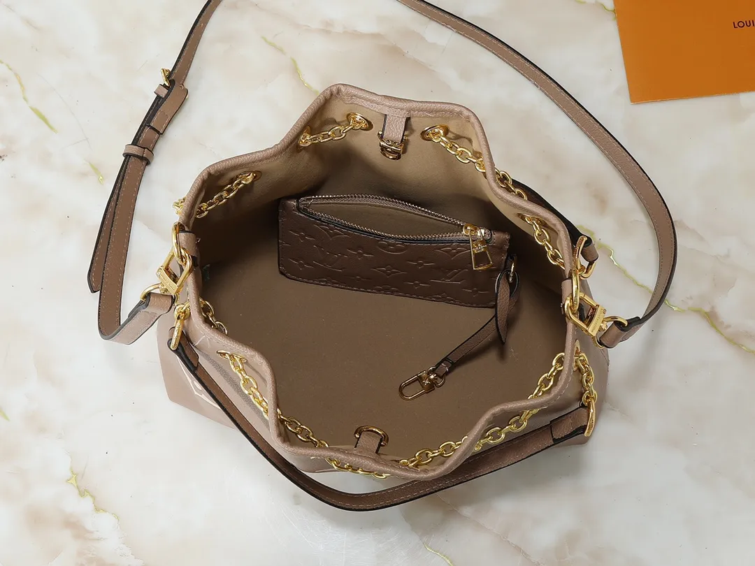 💰260💰Upgraded original version ✨M11283 M25453 M47209 M46545 M46492 This Summer Bundle handbag is from the Dégradé series. The new drawstring design adds a summer atmosphere. The Monogram Empreinte embossed leather bag features a gradient tone to brighten any seasonal look. The double handles and detachable cross-body strap provide a variety of stylish carrying options, making it a great companion for travel day and night. Detailed features: 28 x 20 x 11.5 (Length x Height x Width)