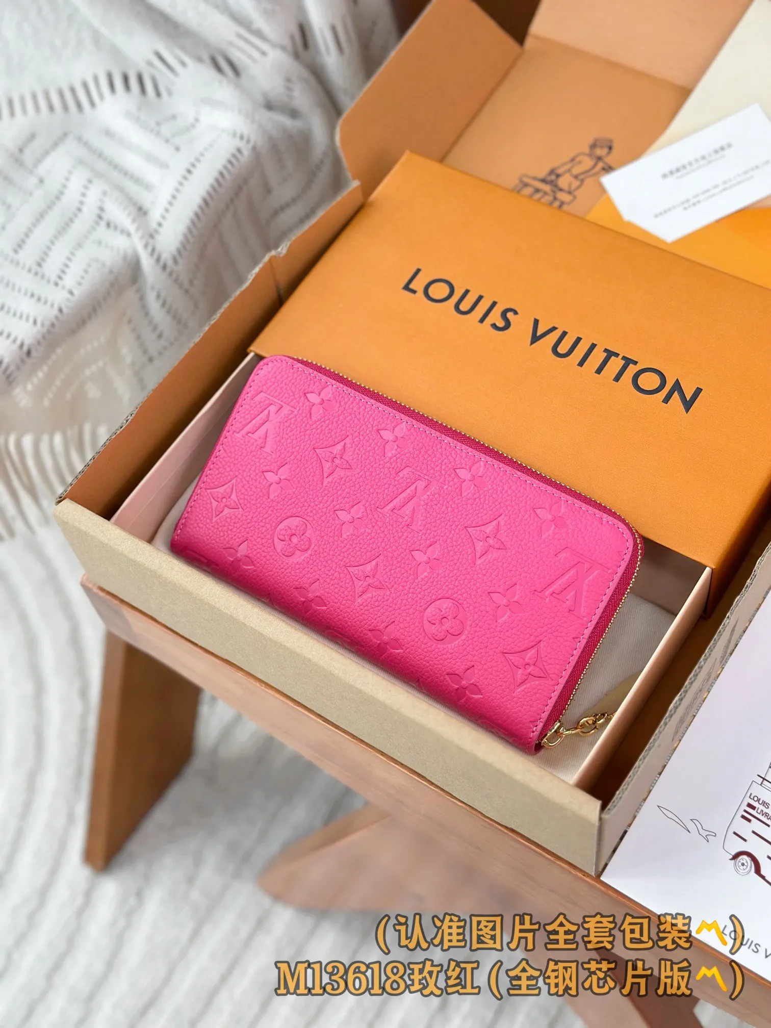 💰900 [Authentic Grade] [Special Grade MB High Elastic Fabric] M13618 Rose Red 〽️A Grade All Steel〽️) Personalized customized version! Transcoding chip, ZIPPY zipper wallet Louis Vuitton's classic Monogram pattern emerges on the soft and delicate Monogram Empreinte leather, making the brand's iconic Zippy wallet even more eye-catching. Full zipper design with elegant interior, compact and functional. Can also be used as a clutch. 19.5 x 10.5 x 2.5 cm (length x height x width).