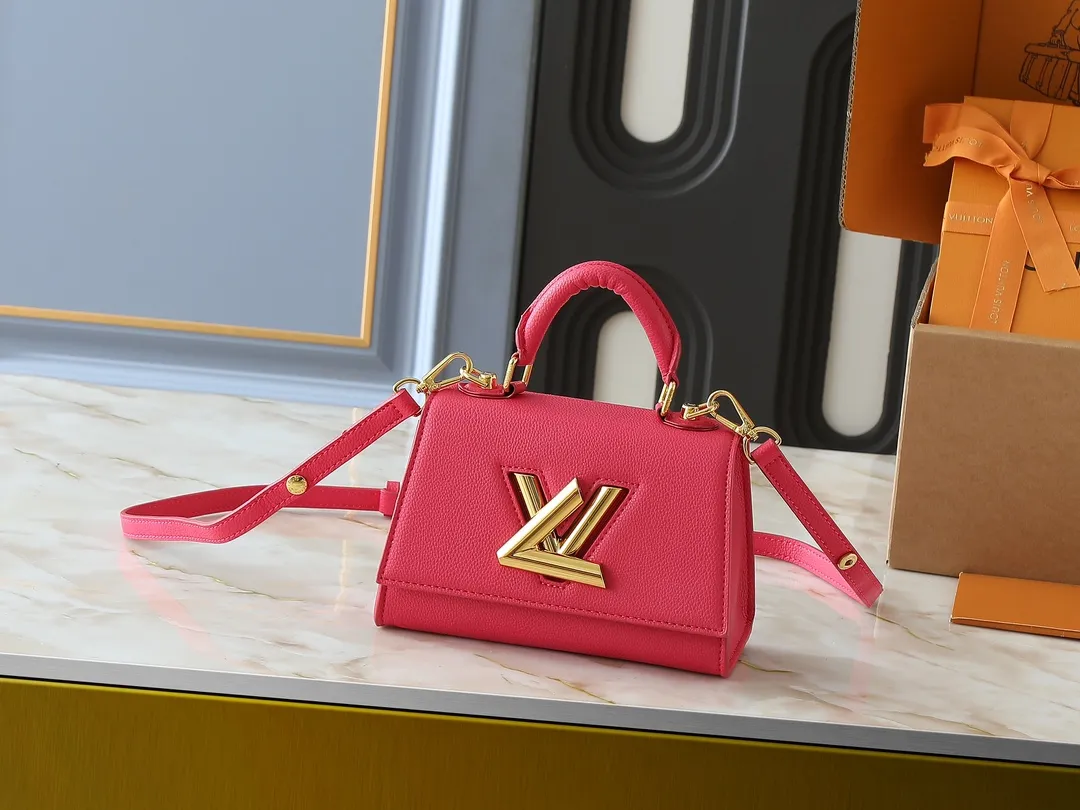 💰300💰Upgraded from the original M21590 M59090 Twist One Handle BB handbag, made of dark-dyed Taurillon leather, with a top single handle and the iconic LV Twist twist lock flap. The contrasting leather lining adds a trendy touch and can be worn cross-body, over the shoulder or by hand. Dimensions: 20x13x9 cm