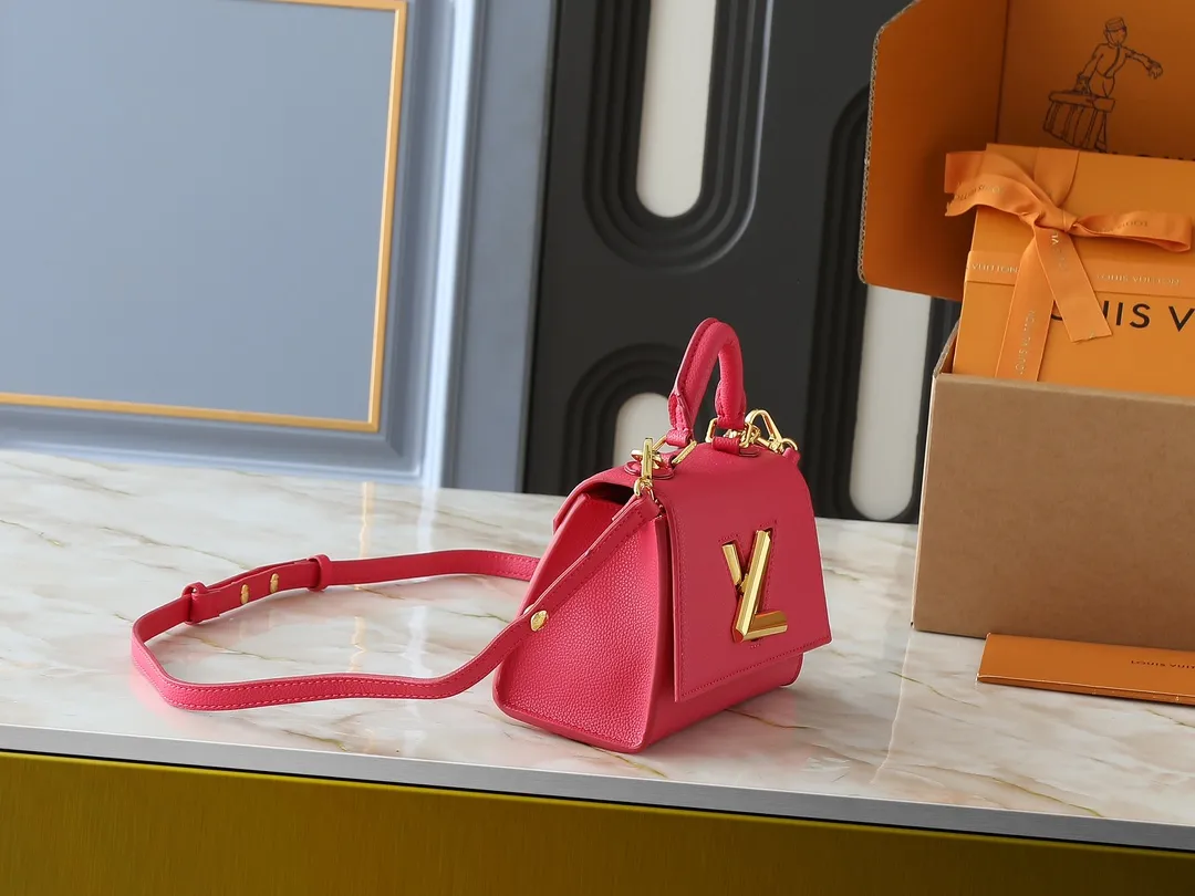 💰300💰Upgraded from the original M21590 M59090 Twist One Handle BB handbag, made of dark-dyed Taurillon leather, with a top single handle and the iconic LV Twist twist lock flap. The contrasting leather lining adds a trendy touch and can be worn cross-body, over the shoulder or by hand. Dimensions: 20x13x9 cm