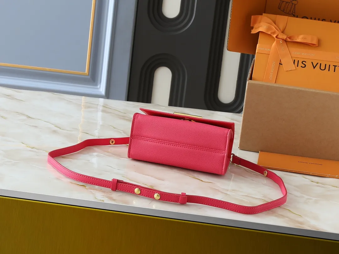 💰300💰Upgraded from the original M21590 M59090 Twist One Handle BB handbag, made of dark-dyed Taurillon leather, with a top single handle and the iconic LV Twist twist lock flap. The contrasting leather lining adds a trendy touch and can be worn cross-body, over the shoulder or by hand. Dimensions: 20x13x9 cm