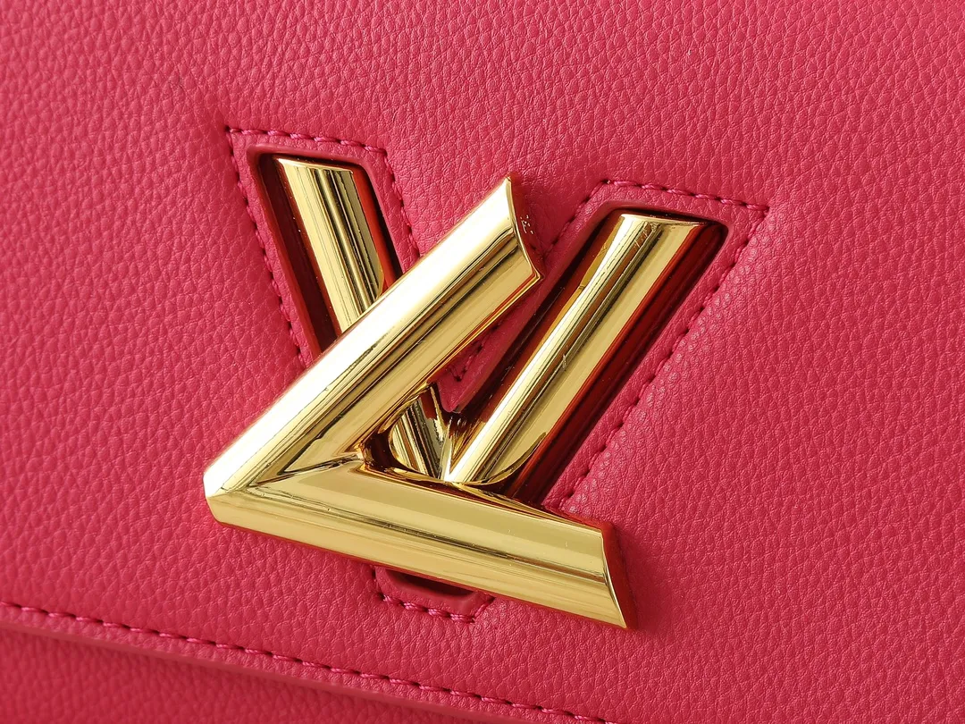 💰300💰Upgraded from the original M21590 M59090 Twist One Handle BB handbag, made of dark-dyed Taurillon leather, with a top single handle and the iconic LV Twist twist lock flap. The contrasting leather lining adds a trendy touch and can be worn cross-body, over the shoulder or by hand. Dimensions: 20x13x9 cm