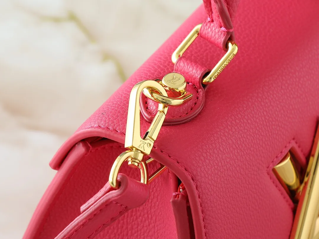 💰300💰Upgraded from the original M21590 M59090 Twist One Handle BB handbag, made of dark-dyed Taurillon leather, with a top single handle and the iconic LV Twist twist lock flap. The contrasting leather lining adds a trendy touch and can be worn cross-body, over the shoulder or by hand. Dimensions: 20x13x9 cm