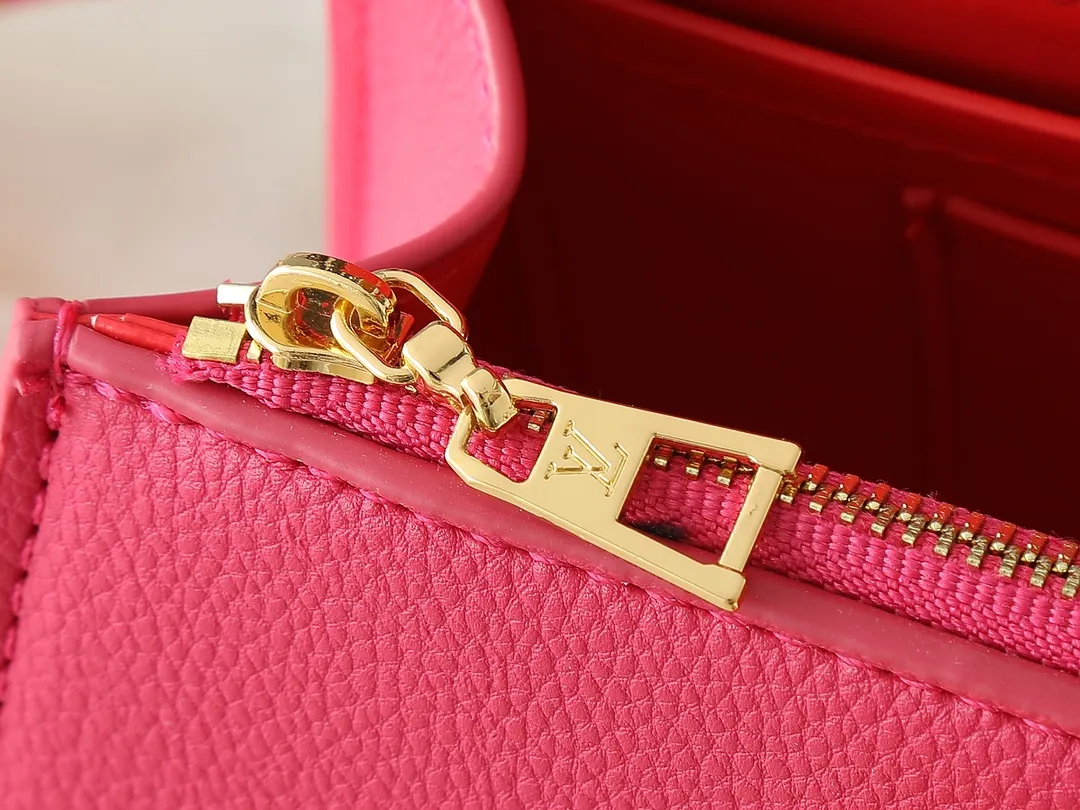 💰300💰Upgraded from the original M21590 M59090 Twist One Handle BB handbag, made of dark-dyed Taurillon leather, with a top single handle and the iconic LV Twist twist lock flap. The contrasting leather lining adds a trendy touch and can be worn cross-body, over the shoulder or by hand. Dimensions: 20x13x9 cm