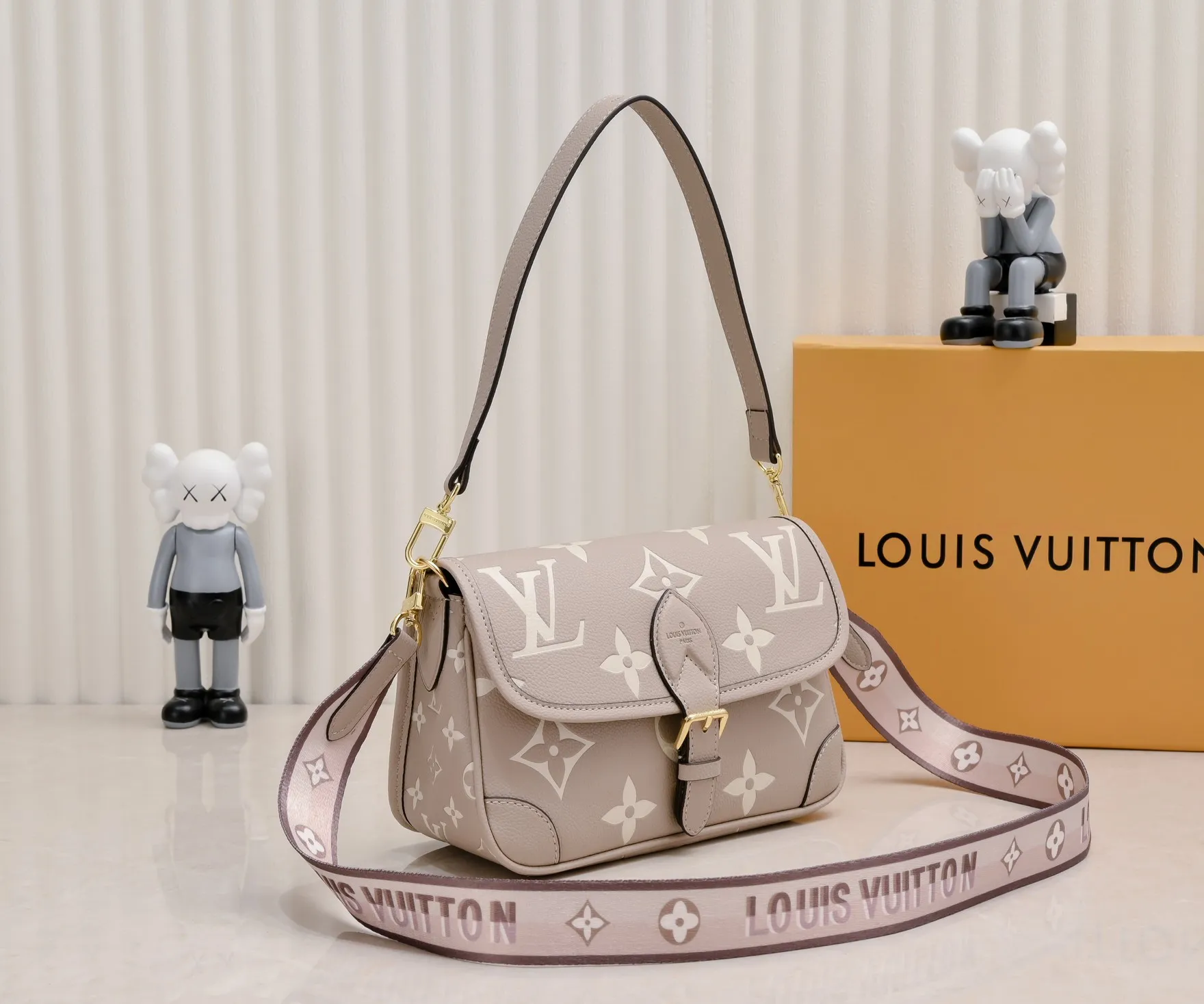 ¥340💰 Exclusive real shot-upgraded version ‼ ️M46386 black M46388 white M45985 full leather baguette series new Diane handbag Diane satchel is made of Monogram Empreinte, made of the brand's iconic embossed leather. This versatile bag comes with a removable leather shoulder strap that can be worn over the shoulder or by hand, as well as a roomy removable jacquard crossbody bag with 'Louis Vuitton' printed strap. This versatile bag can be styled in chic or sporty fashion to match the overall style or mood. Dimensions: 25.0×9.0×15.0 cm.
