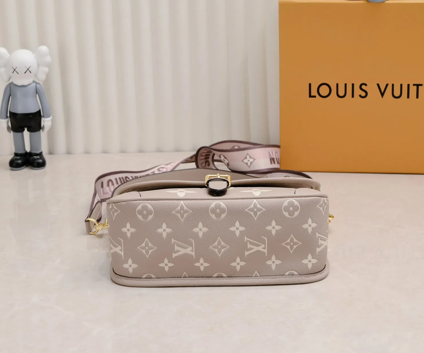 ¥340💰 Exclusive real shot-upgraded version ‼ ️M46386 black M46388 white M45985 full leather baguette series new Diane handbag Diane satchel is made of Monogram Empreinte, made of the brand's iconic embossed leather. This versatile bag comes with a removable leather shoulder strap that can be worn over the shoulder or by hand, as well as a roomy removable jacquard crossbody bag with 'Louis Vuitton' printed strap. This versatile bag can be styled in chic or sporty fashion to match the overall style or mood. Dimensions: 25.0×9.0×15.0 cm.