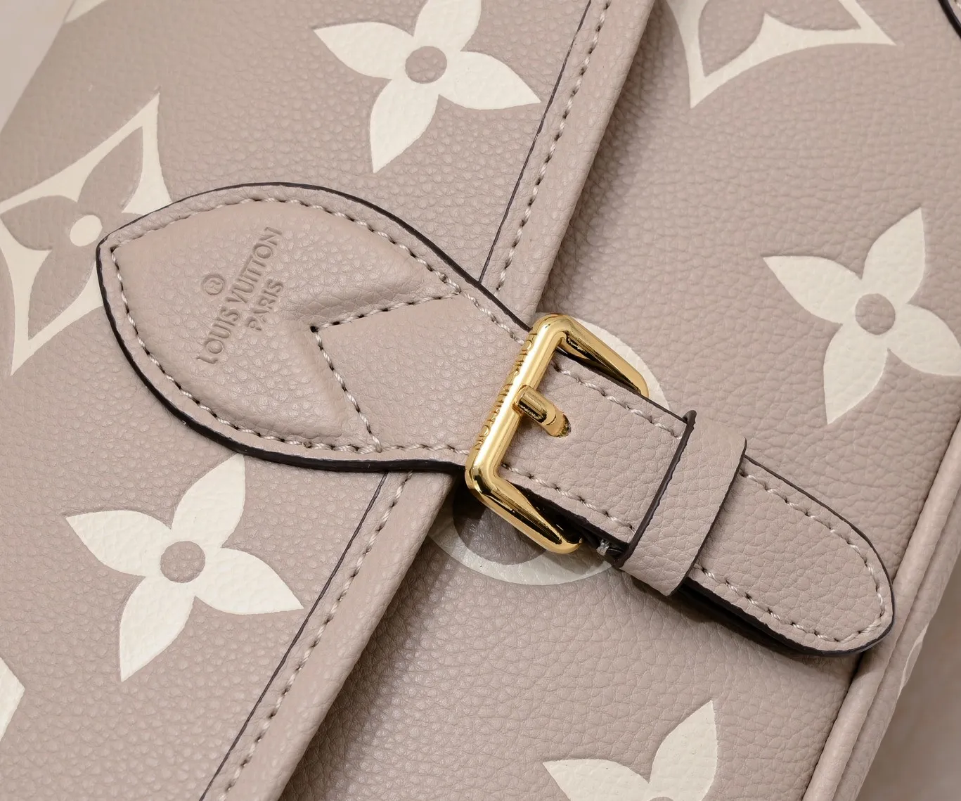 ¥340💰 Exclusive real shot-upgraded version ‼ ️M46386 black M46388 white M45985 full leather baguette series new Diane handbag Diane satchel is made of Monogram Empreinte, made of the brand's iconic embossed leather. This versatile bag comes with a removable leather shoulder strap that can be worn over the shoulder or by hand, as well as a roomy removable jacquard crossbody bag with 'Louis Vuitton' printed strap. This versatile bag can be styled in chic or sporty fashion to match the overall style or mood. Dimensions: 25.0×9.0×15.0 cm.