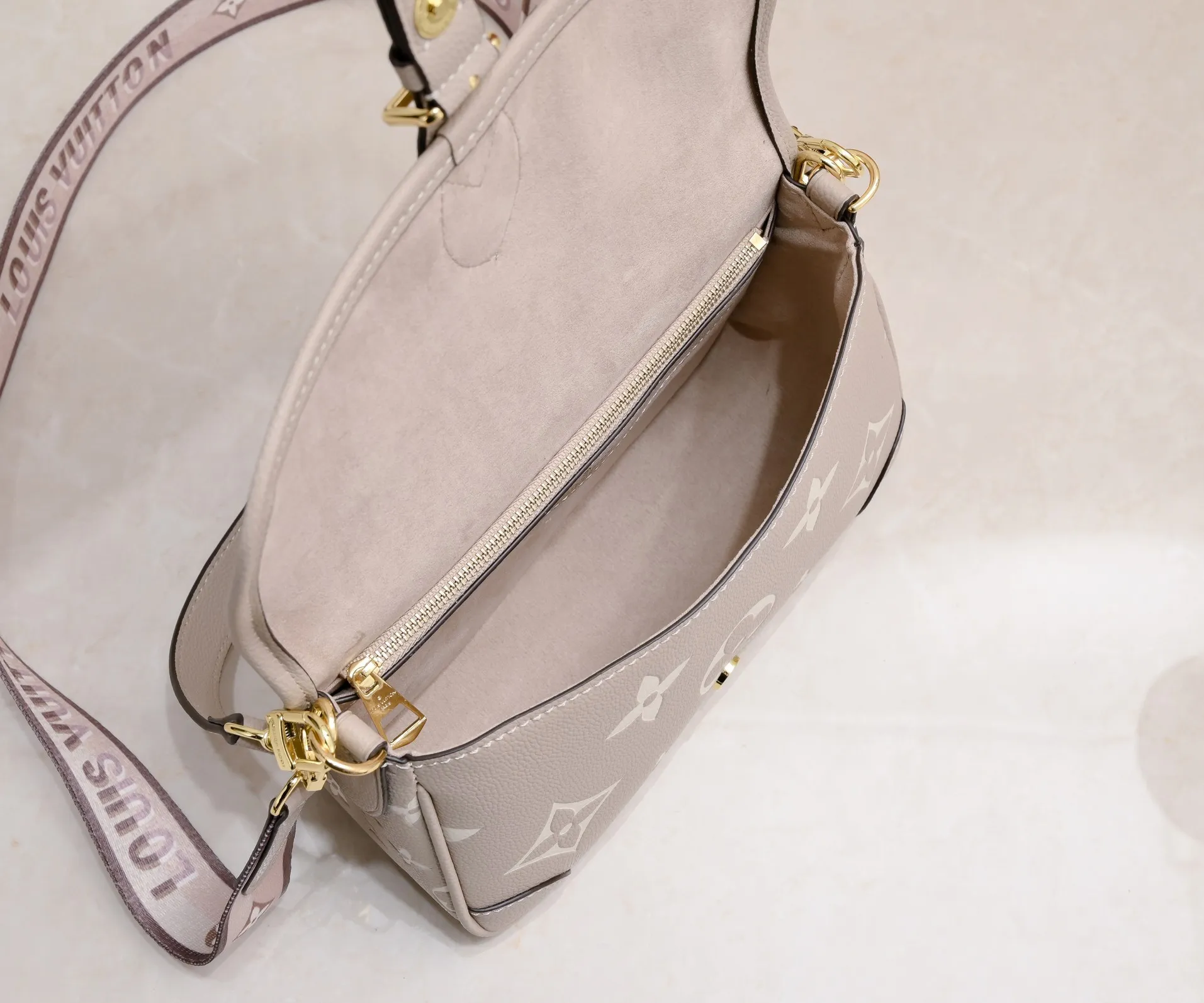 ¥340💰 Exclusive real shot-upgraded version ‼ ️M46386 black M46388 white M45985 full leather baguette series new Diane handbag Diane satchel is made of Monogram Empreinte, made of the brand's iconic embossed leather. This versatile bag comes with a removable leather shoulder strap that can be worn over the shoulder or by hand, as well as a roomy removable jacquard crossbody bag with 'Louis Vuitton' printed strap. This versatile bag can be styled in chic or sporty fashion to match the overall style or mood. Dimensions: 25.0×9.0×15.0 cm.