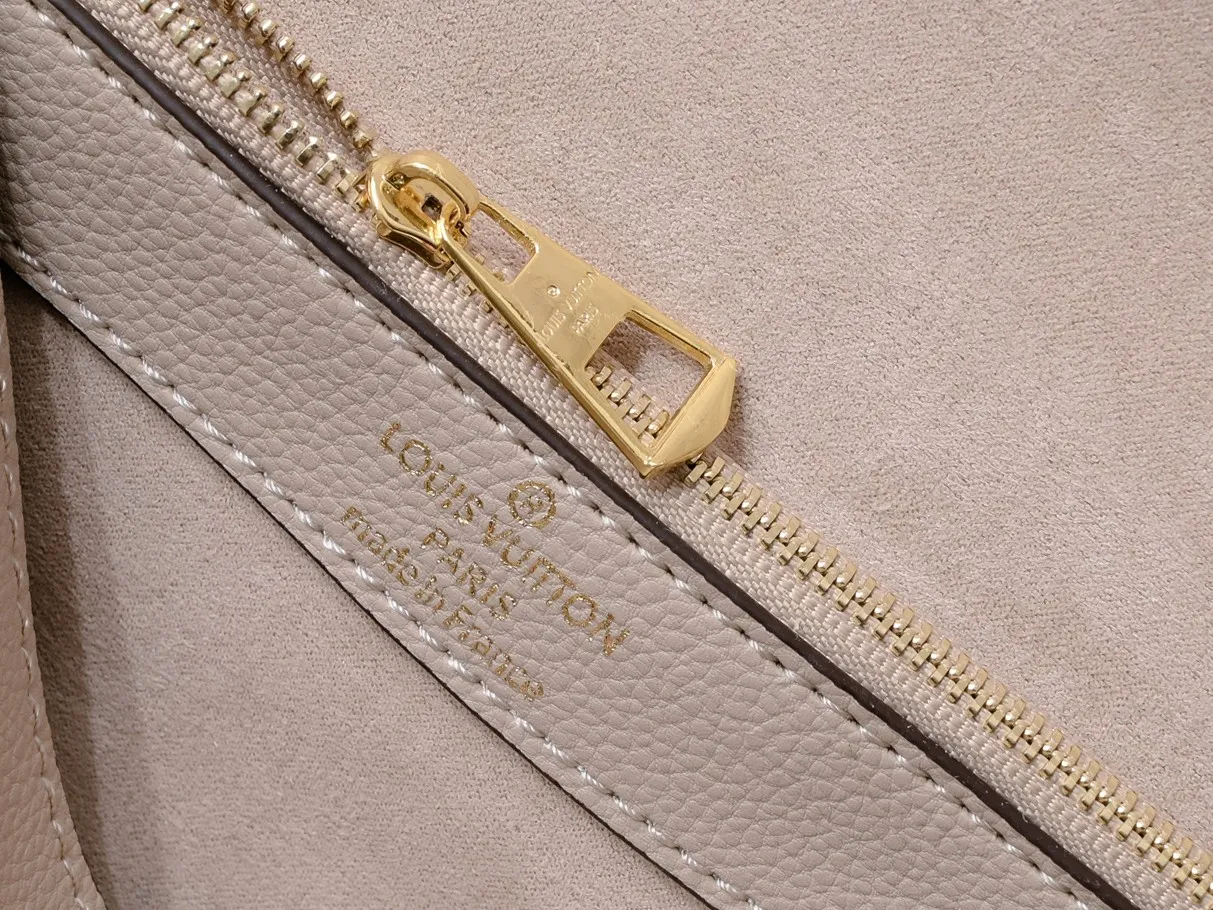 ¥340💰 Exclusive real shot-upgraded version ‼ ️M46386 black M46388 white M45985 full leather baguette series new Diane handbag Diane satchel is made of Monogram Empreinte, made of the brand's iconic embossed leather. This versatile bag comes with a removable leather shoulder strap that can be worn over the shoulder or by hand, as well as a roomy removable jacquard crossbody bag with 'Louis Vuitton' printed strap. This versatile bag can be styled in chic or sporty fashion to match the overall style or mood. Dimensions: 25.0×9.0×15.0 cm.